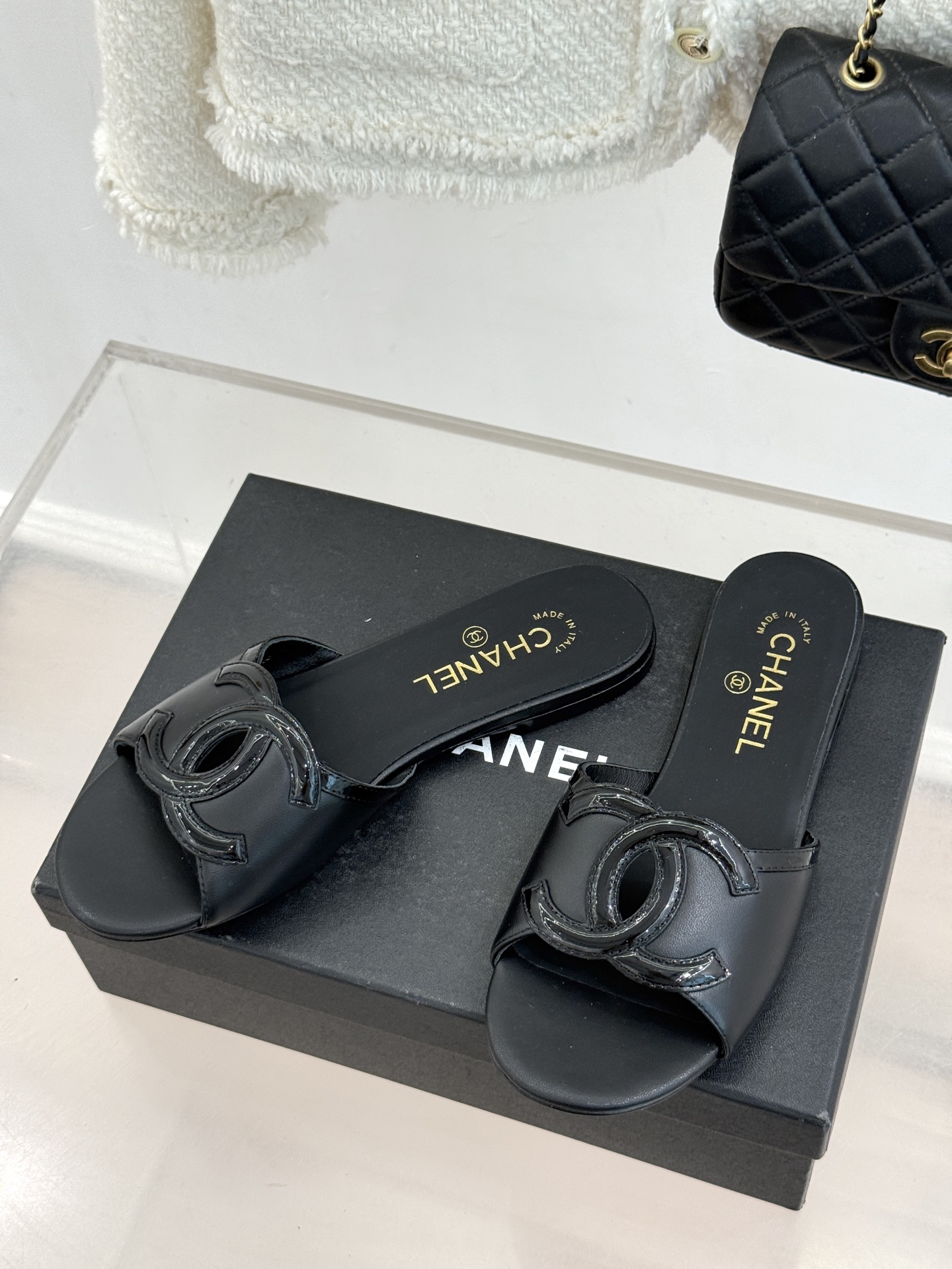 CHANE* ｜小香26S大双C镂空珍珠跟拖鞋以极简轮廓重启法式优雅。标志性大双C镂空设计 利落通透光影