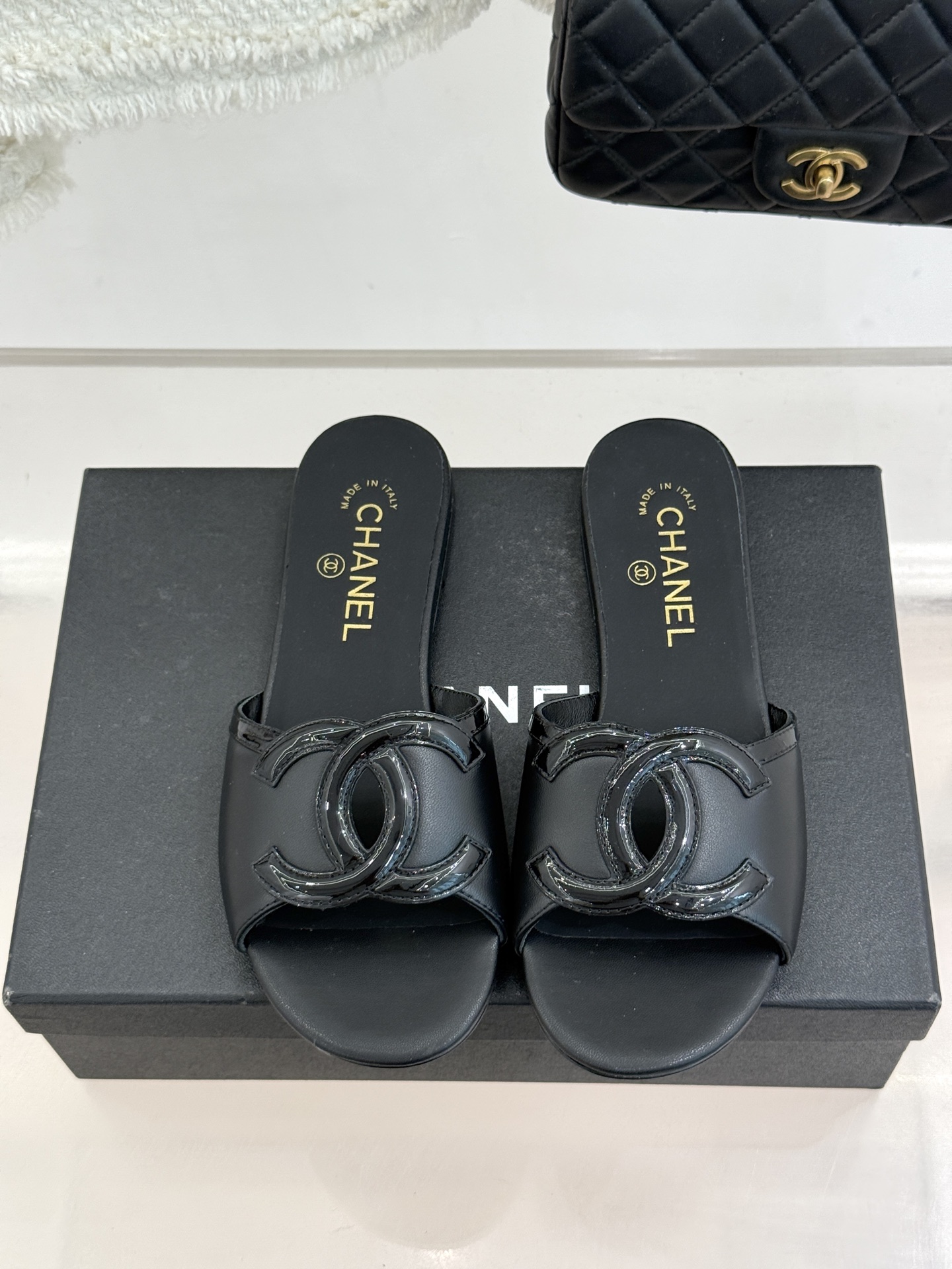 CHANE* ｜小香26S大双C镂空珍珠跟拖鞋以极简轮廓重启法式优雅。标志性大双C镂空设计 利落通透光影