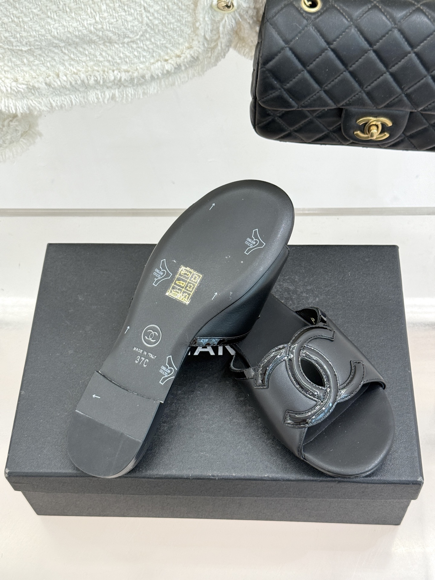 CHANE* ｜小香26S大双C镂空珍珠跟拖鞋以极简轮廓重启法式优雅。标志性大双C镂空设计 利落通透光影