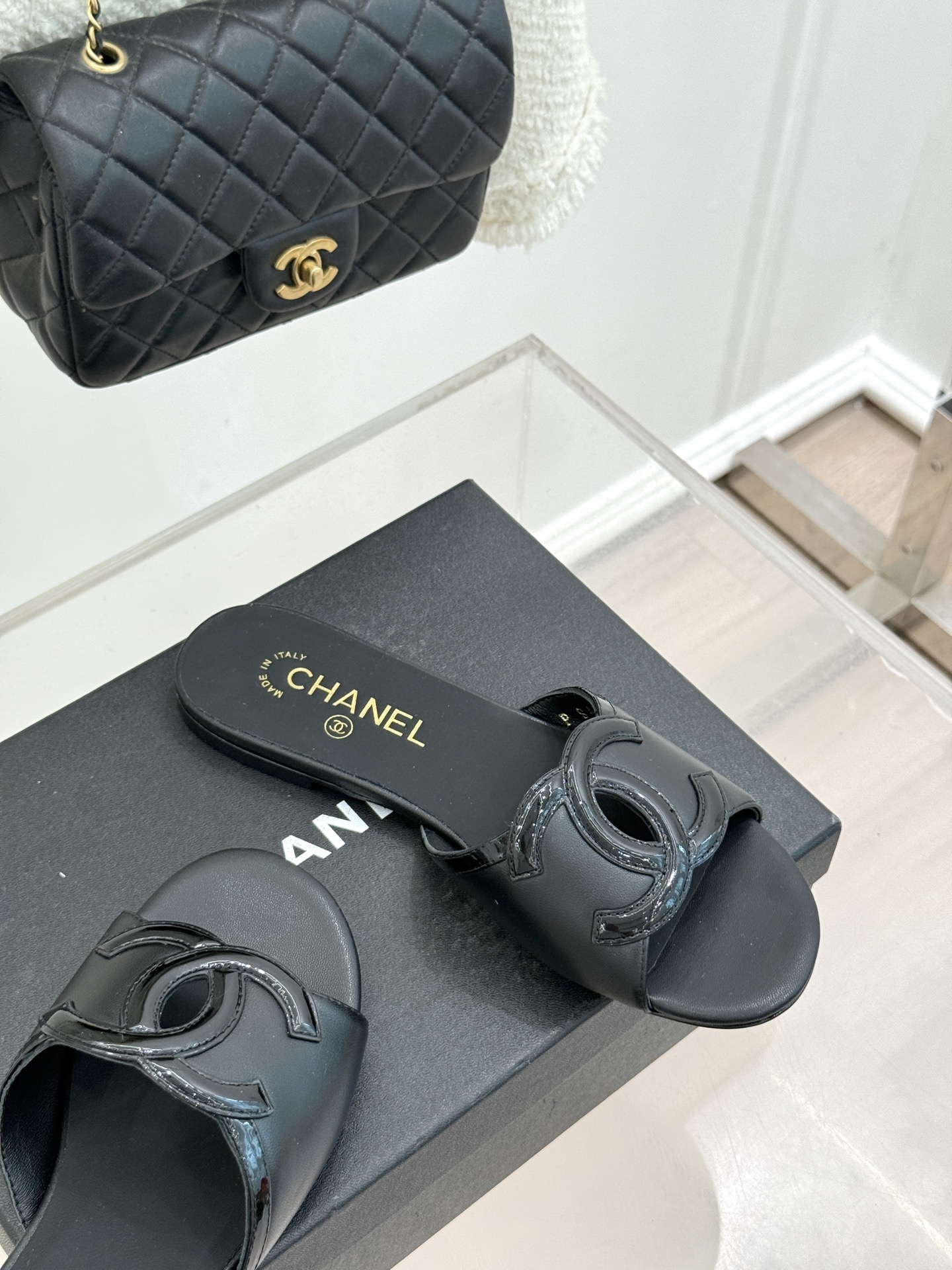 CHANE* ｜小香26S大双C镂空珍珠跟拖鞋以极简轮廓重启法式优雅。标志性大双C镂空设计 利落通透光影