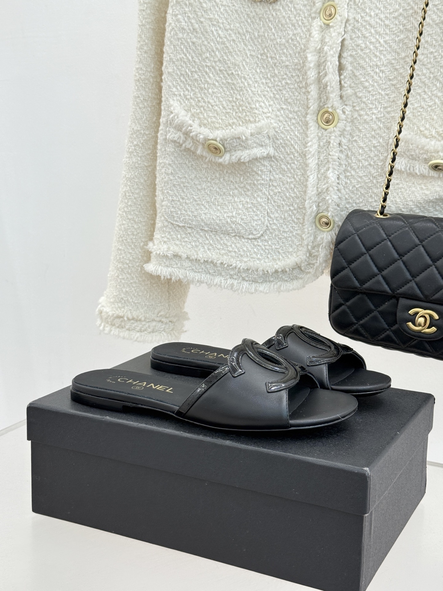 CHANE* ｜小香26S大双C镂空珍珠跟拖鞋以极简轮廓重启法式优雅。标志性大双C镂空设计 利落通透光影