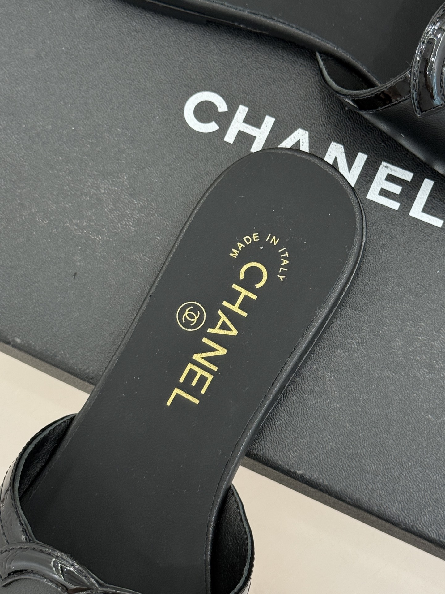 CHANE* ｜小香26S大双C镂空珍珠跟拖鞋以极简轮廓重启法式优雅。标志性大双C镂空设计 利落通透光影