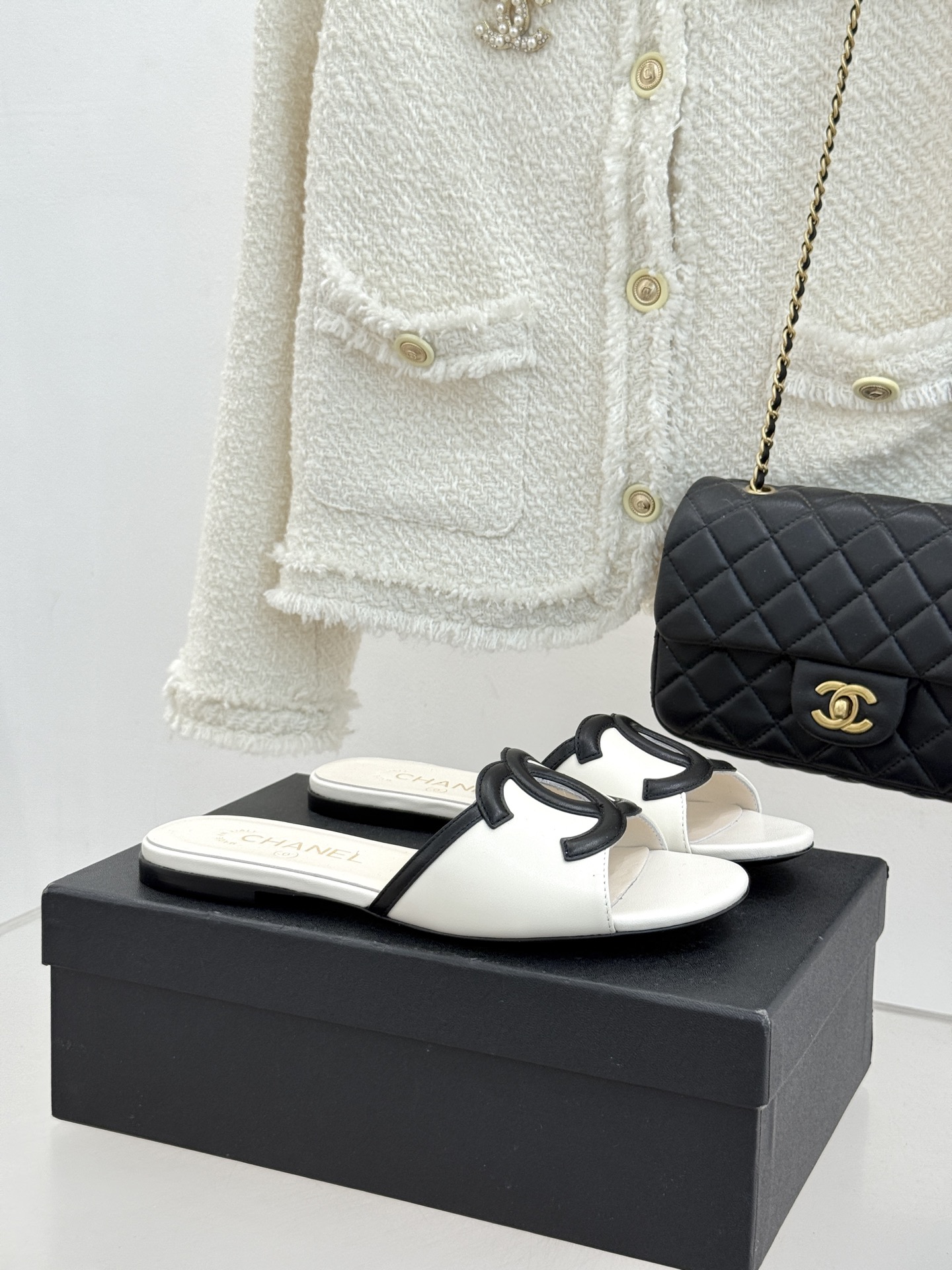 CHANE* ｜小香26S大双C镂空珍珠跟拖鞋以极简轮廓重启法式优雅。标志性大双C镂空设计 利落通透光影