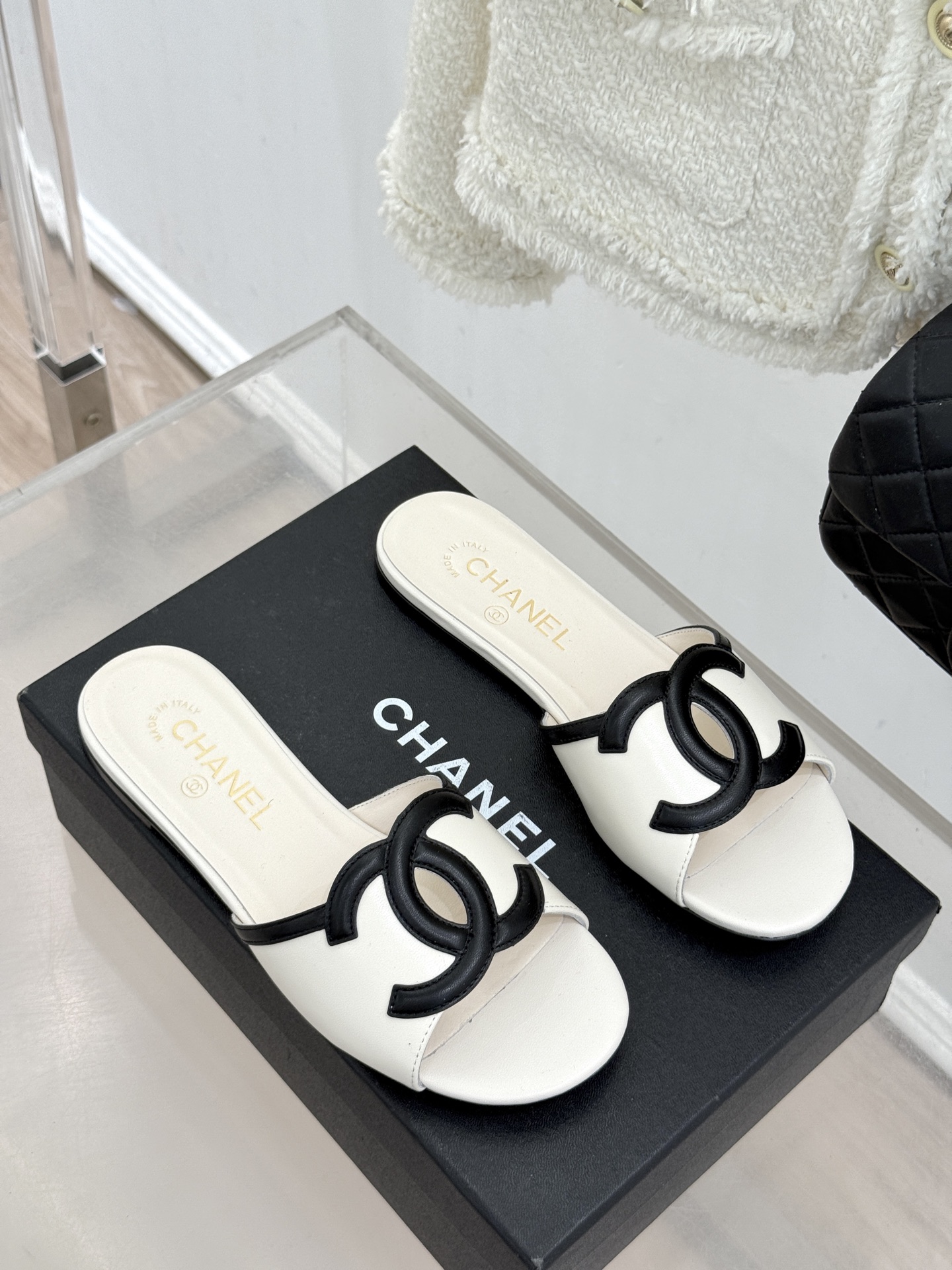 CHANE* ｜小香26S大双C镂空珍珠跟拖鞋以极简轮廓重启法式优雅。标志性大双C镂空设计 利落通透光影