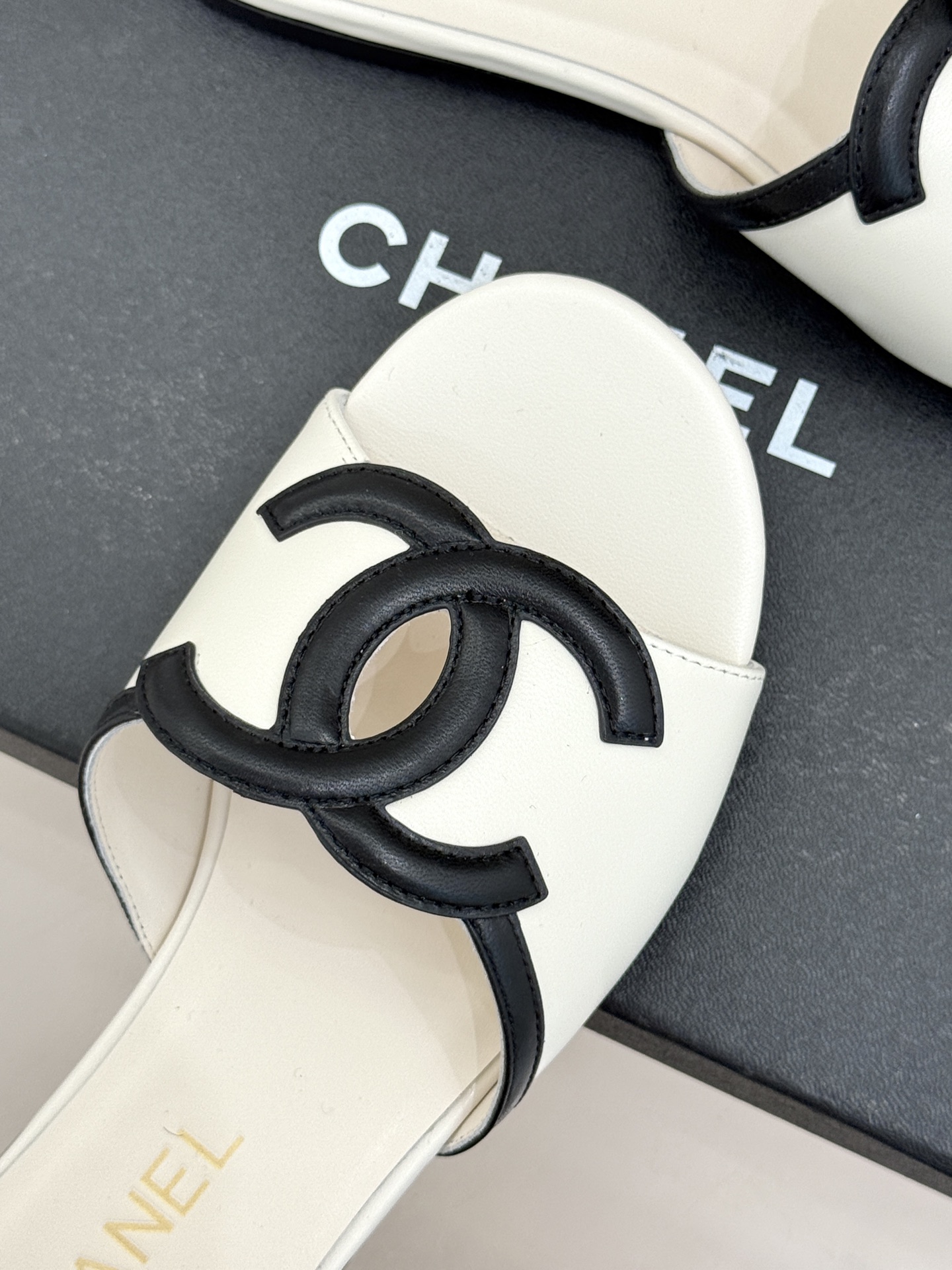 CHANE* ｜小香26S大双C镂空珍珠跟拖鞋以极简轮廓重启法式优雅。标志性大双C镂空设计 利落通透光影