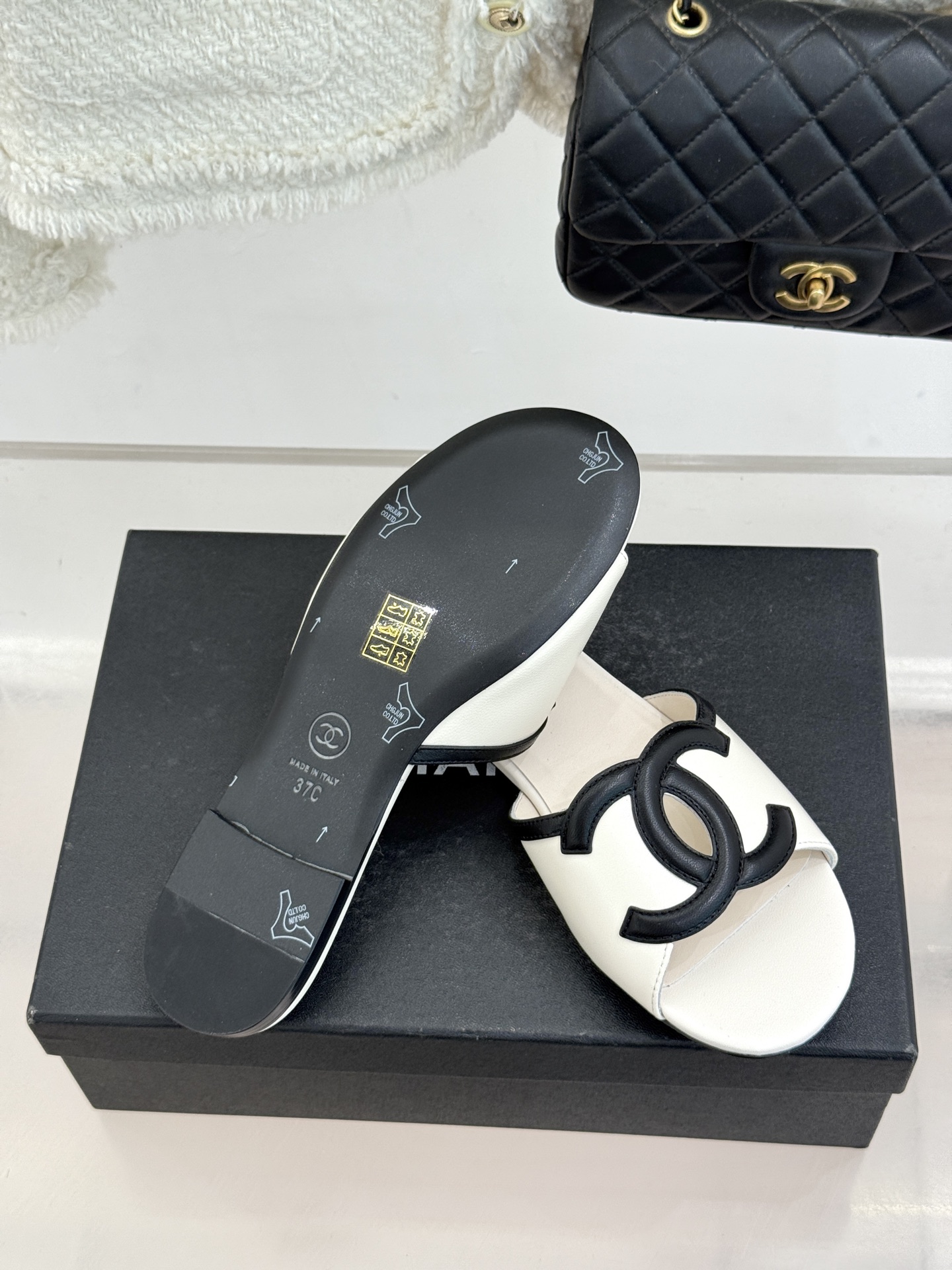 CHANE* ｜小香26S大双C镂空珍珠跟拖鞋以极简轮廓重启法式优雅。标志性大双C镂空设计 利落通透光影