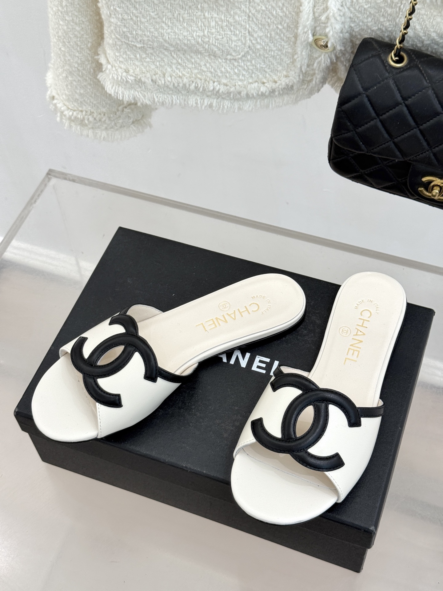 CHANE* ｜小香26S大双C镂空珍珠跟拖鞋以极简轮廓重启法式优雅。标志性大双C镂空设计 利落通透光影