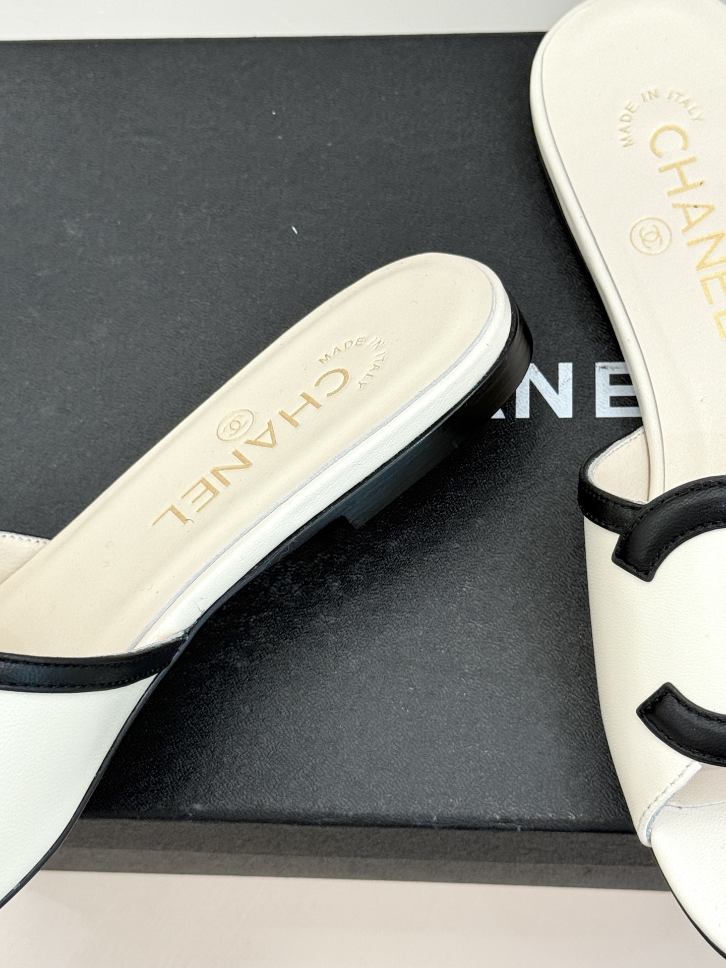 CHANE* ｜小香26S大双C镂空珍珠跟拖鞋以极简轮廓重启法式优雅。标志性大双C镂空设计 利落通透光影