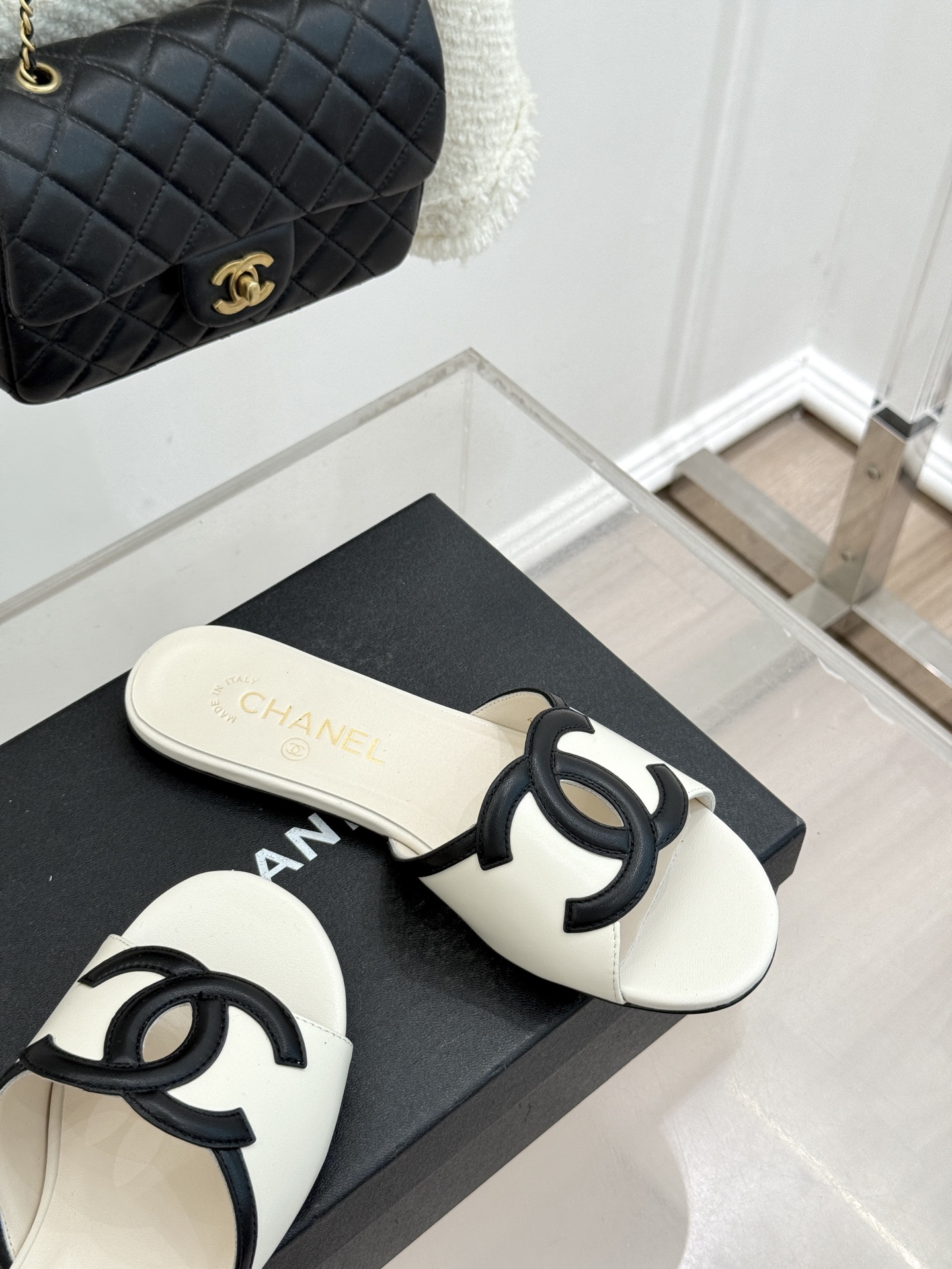 CHANE* ｜小香26S大双C镂空珍珠跟拖鞋以极简轮廓重启法式优雅。标志性大双C镂空设计 利落通透光影