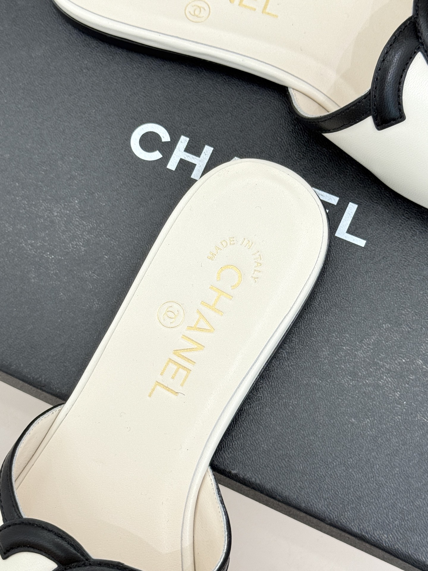 CHANE* ｜小香26S大双C镂空珍珠跟拖鞋以极简轮廓重启法式优雅。标志性大双C镂空设计 利落通透光影