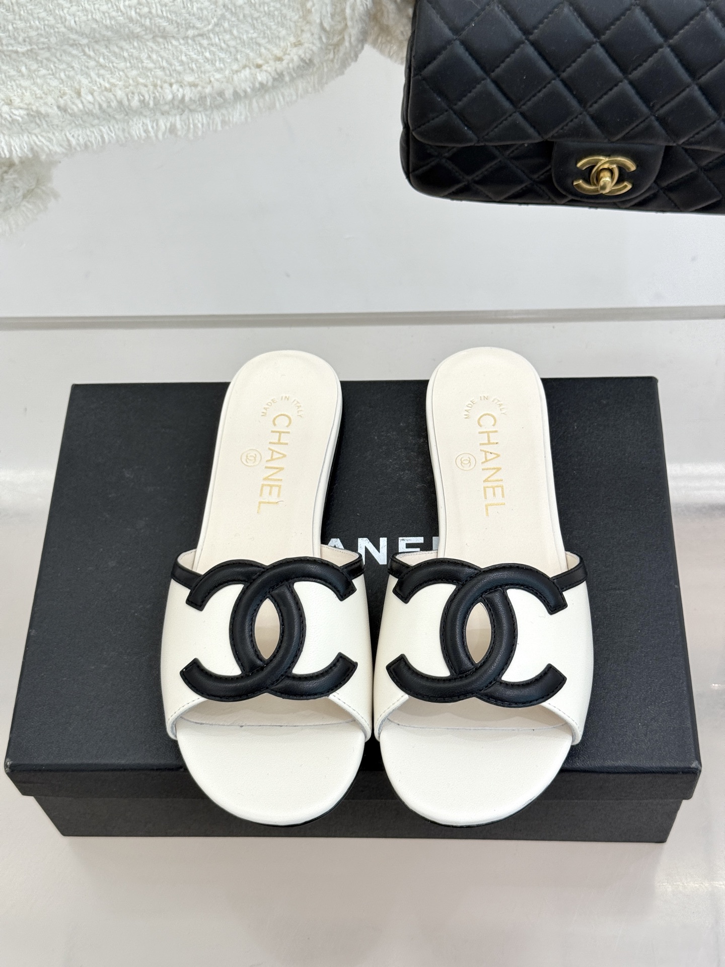 CHANE* ｜小香26S大双C镂空珍珠跟拖鞋以极简轮廓重启法式优雅。标志性大双C镂空设计 利落通透光影