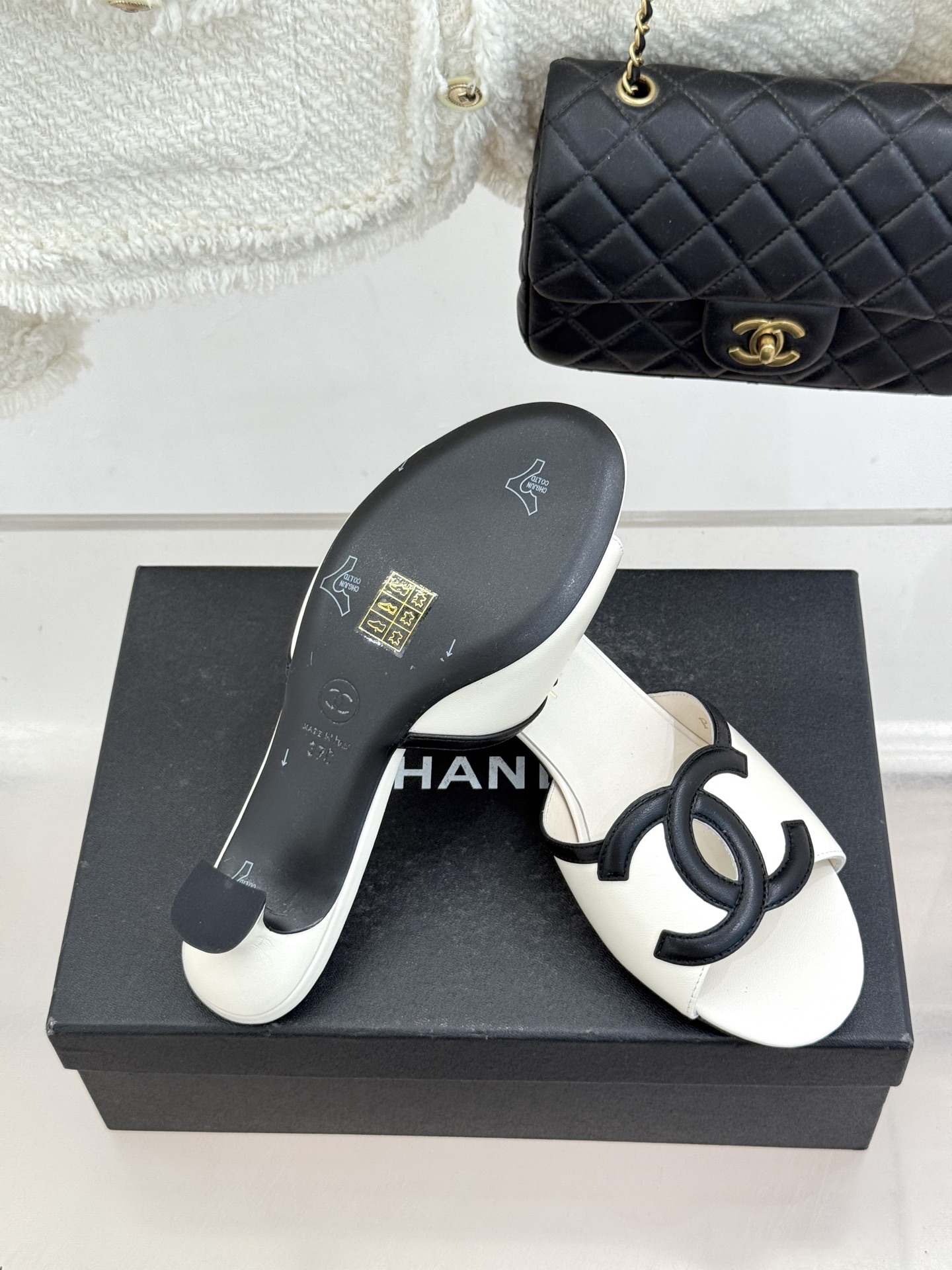 CHANE* ｜小香26S大双C镂空珍珠跟拖鞋以极简轮廓重启法式优雅。标志性大双C镂空设计 利落通透光影