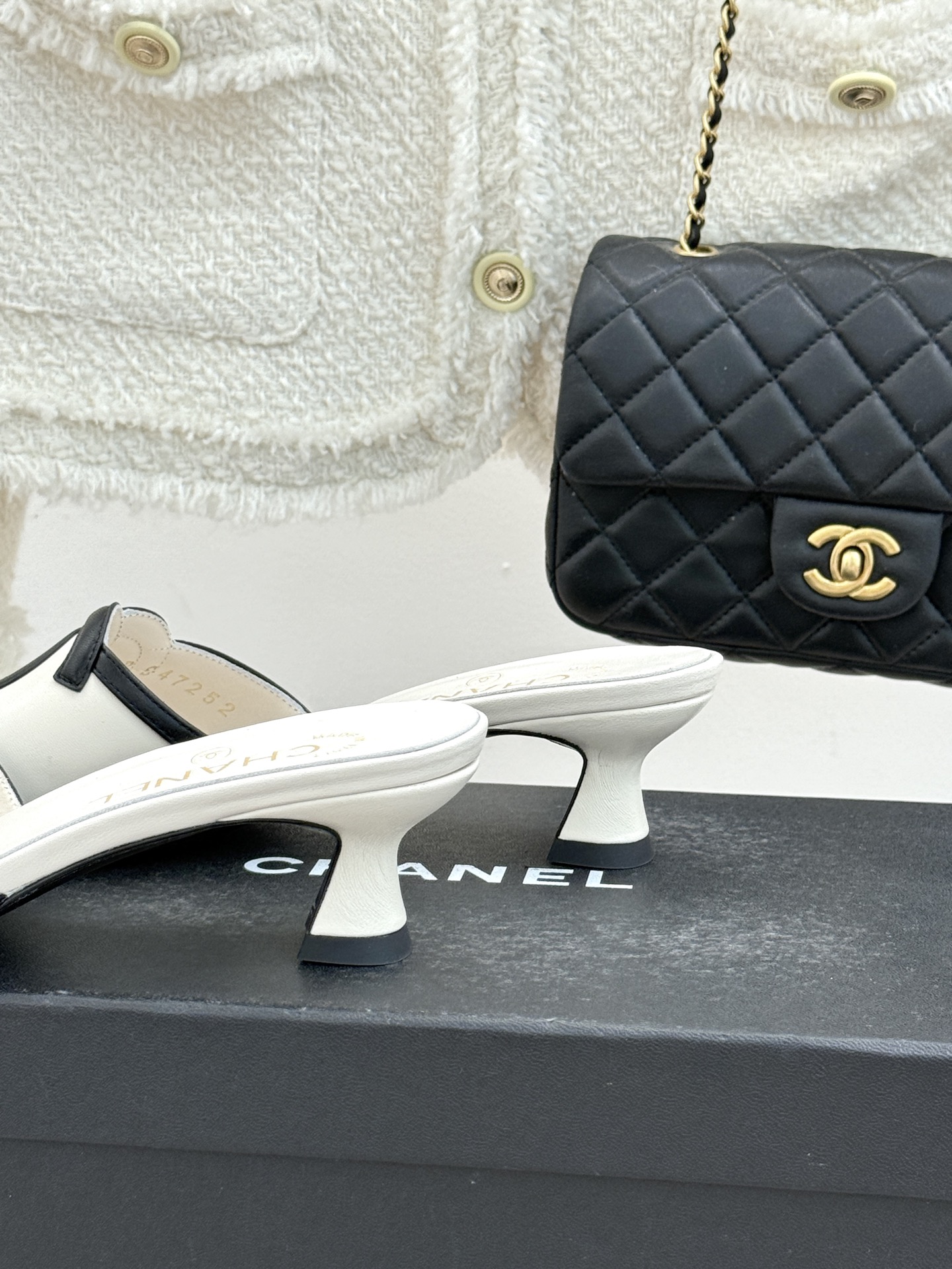 CHANE* ｜小香26S大双C镂空珍珠跟拖鞋以极简轮廓重启法式优雅。标志性大双C镂空设计 利落通透光影