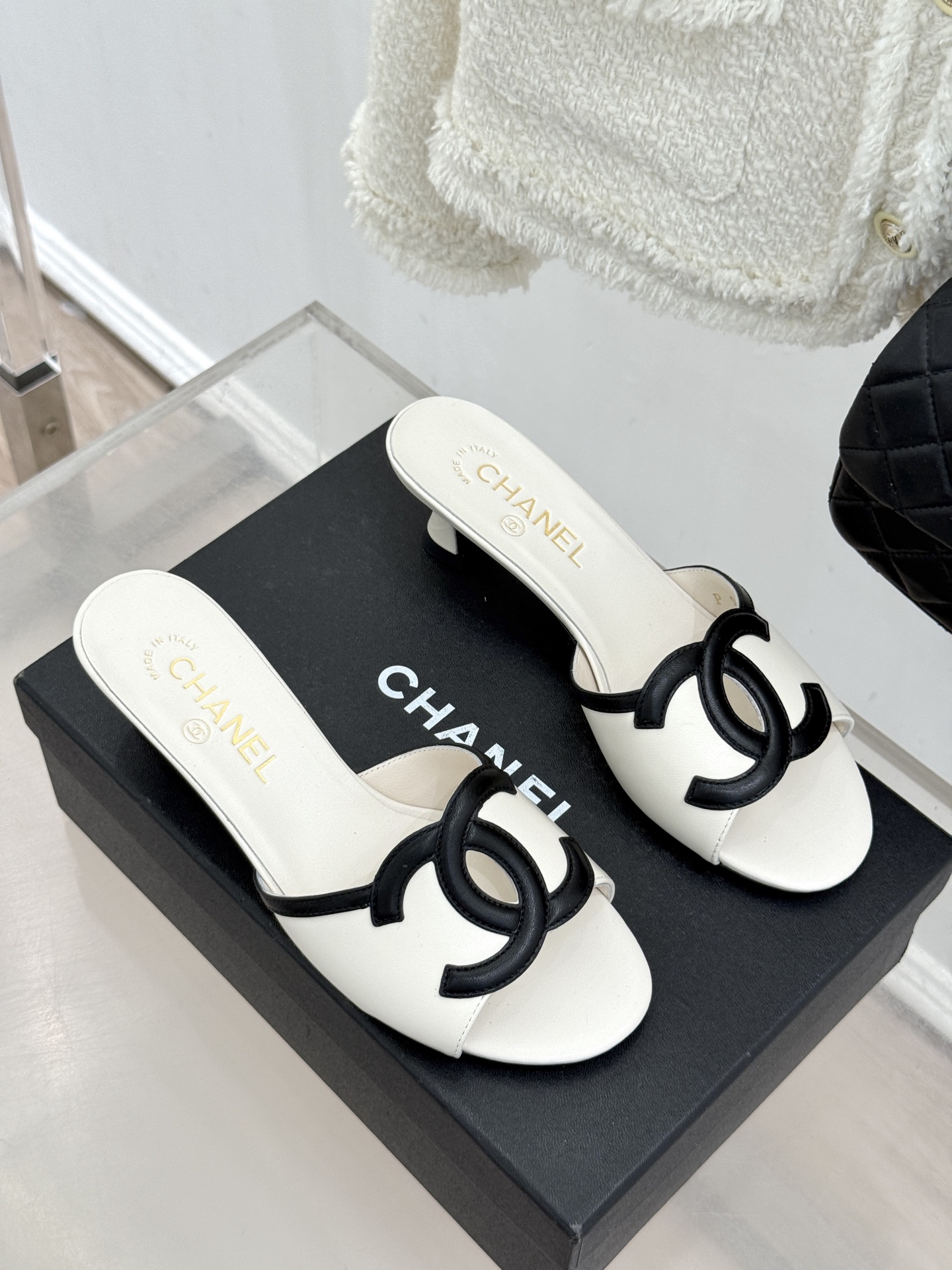 CHANE* ｜小香26S大双C镂空珍珠跟拖鞋以极简轮廓重启法式优雅。标志性大双C镂空设计 利落通透光影