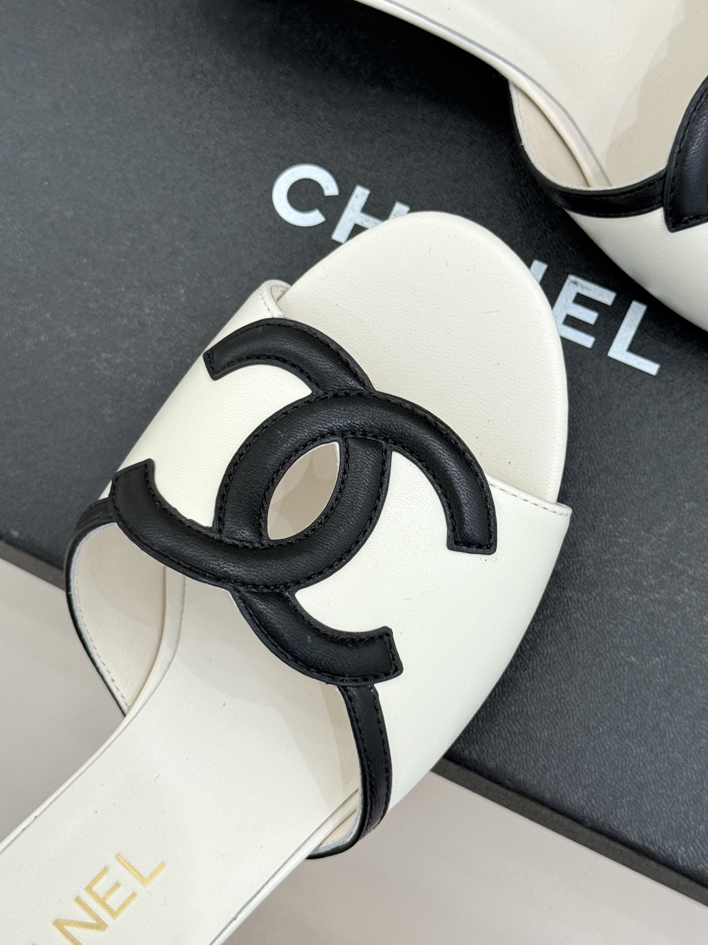 CHANE* ｜小香26S大双C镂空珍珠跟拖鞋以极简轮廓重启法式优雅。标志性大双C镂空设计 利落通透光影