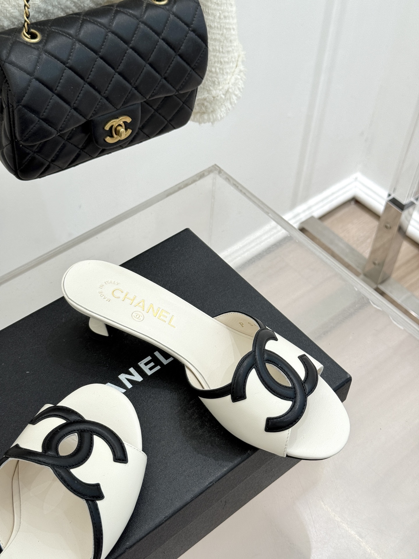 CHANE* ｜小香26S大双C镂空珍珠跟拖鞋以极简轮廓重启法式优雅。标志性大双C镂空设计 利落通透光影