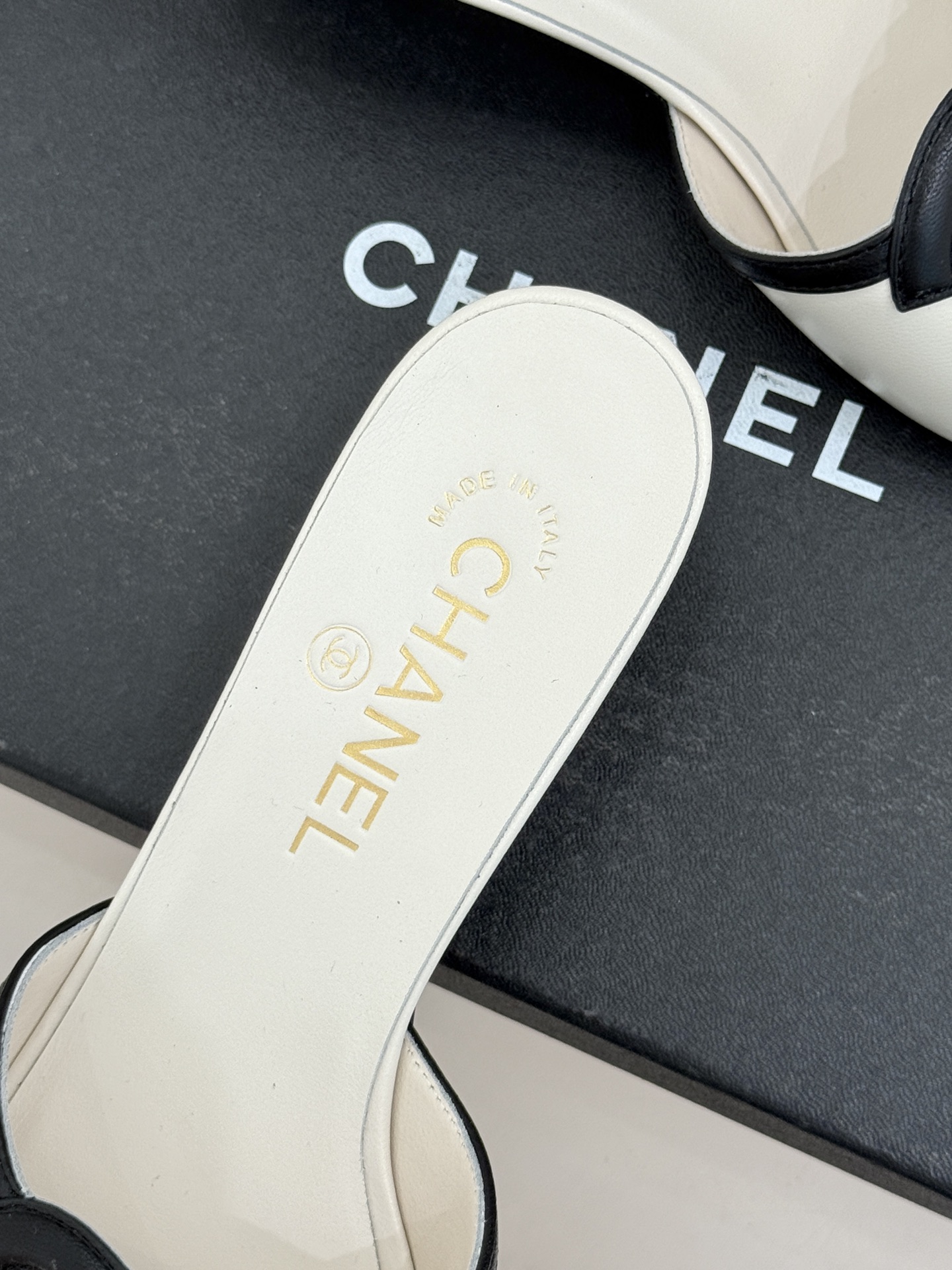 CHANE* ｜小香26S大双C镂空珍珠跟拖鞋以极简轮廓重启法式优雅。标志性大双C镂空设计 利落通透光影