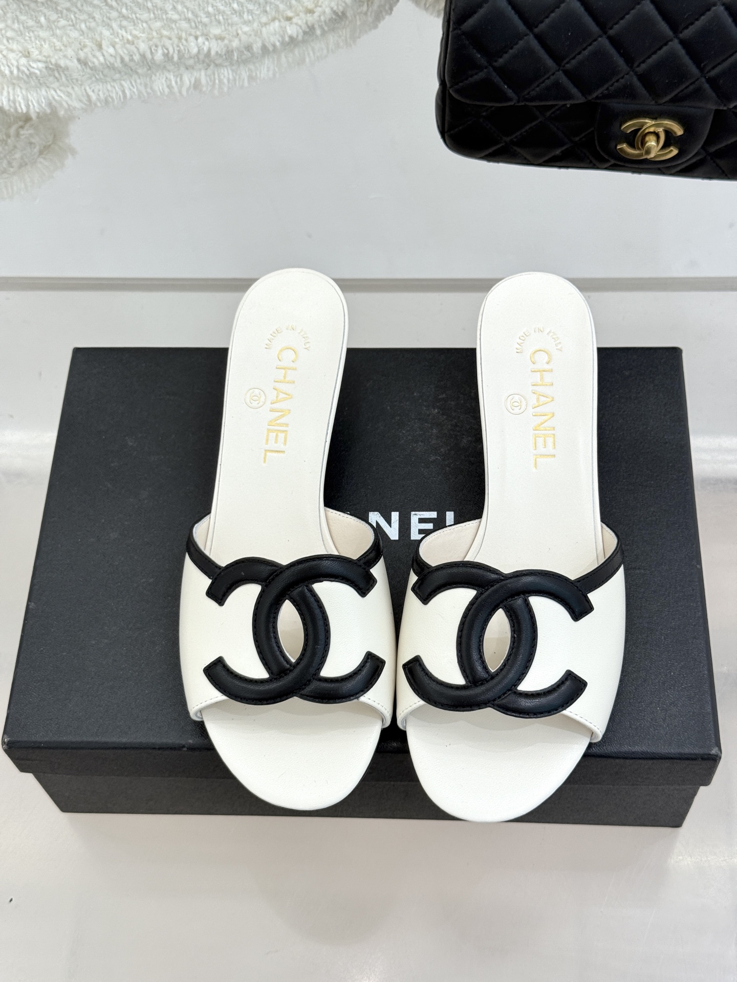 CHANE* ｜小香26S大双C镂空珍珠跟拖鞋以极简轮廓重启法式优雅。标志性大双C镂空设计 利落通透光影