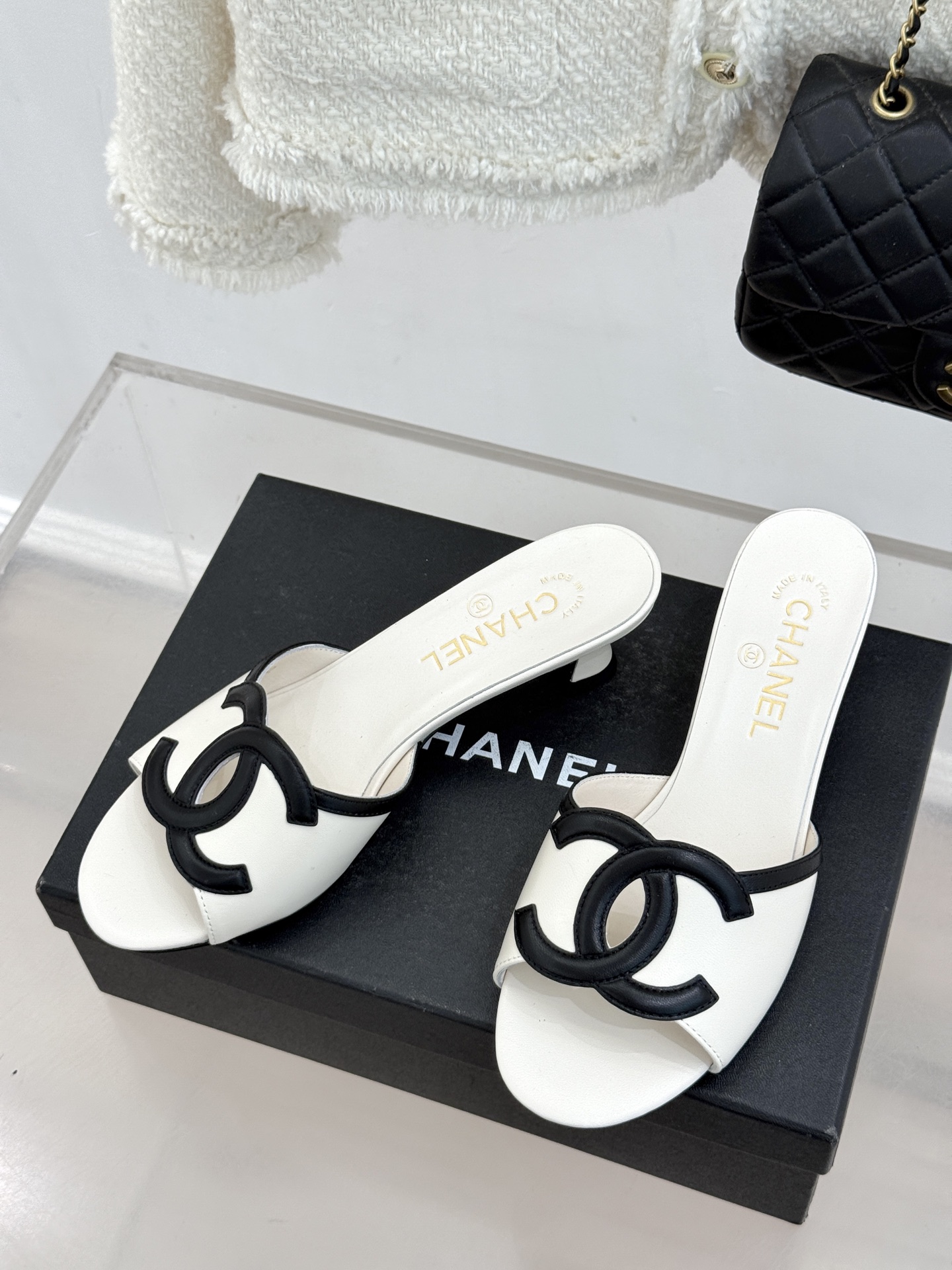 CHANE* ｜小香26S大双C镂空珍珠跟拖鞋以极简轮廓重启法式优雅。标志性大双C镂空设计 利落通透光影