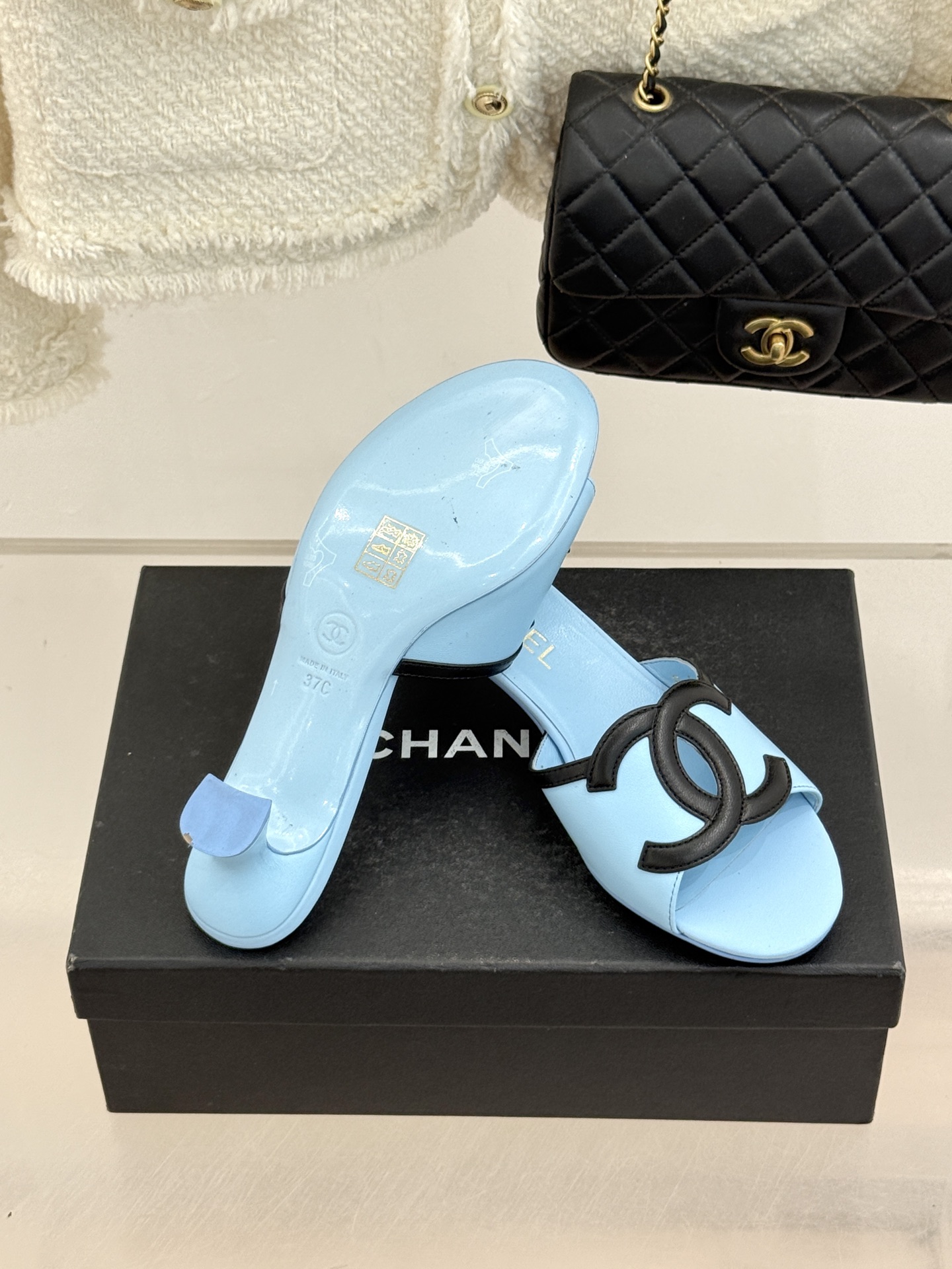 CHANE* ｜小香26S大双C镂空珍珠跟拖鞋以极简轮廓重启法式优雅。标志性大双C镂空设计 利落通透光影