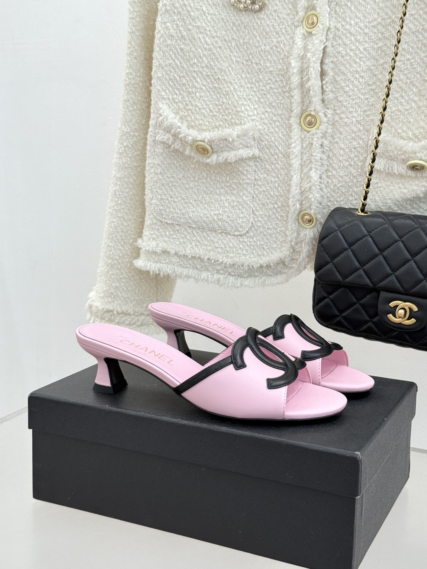 CHANE* ｜小香26S大双C镂空珍珠跟拖鞋以极简轮廓重启法式优雅。标志性大双C镂空设计 利落通透光影