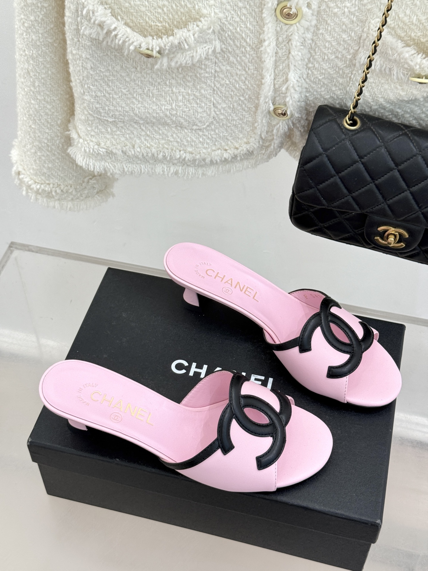 CHANE* ｜小香26S大双C镂空珍珠跟拖鞋以极简轮廓重启法式优雅。标志性大双C镂空设计 利落通透光影