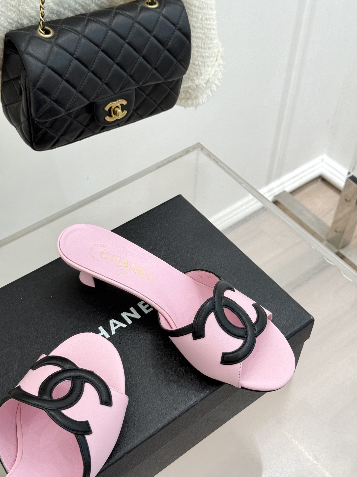 CHANE* ｜小香26S大双C镂空珍珠跟拖鞋以极简轮廓重启法式优雅。标志性大双C镂空设计 利落通透光影