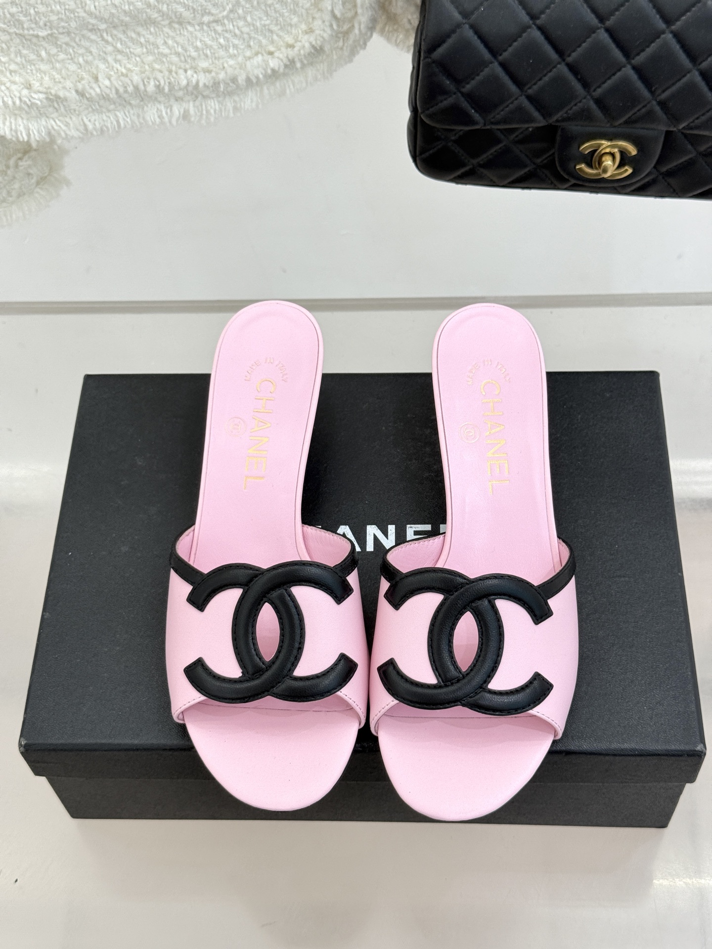 CHANE* ｜小香26S大双C镂空珍珠跟拖鞋以极简轮廓重启法式优雅。标志性大双C镂空设计 利落通透光影