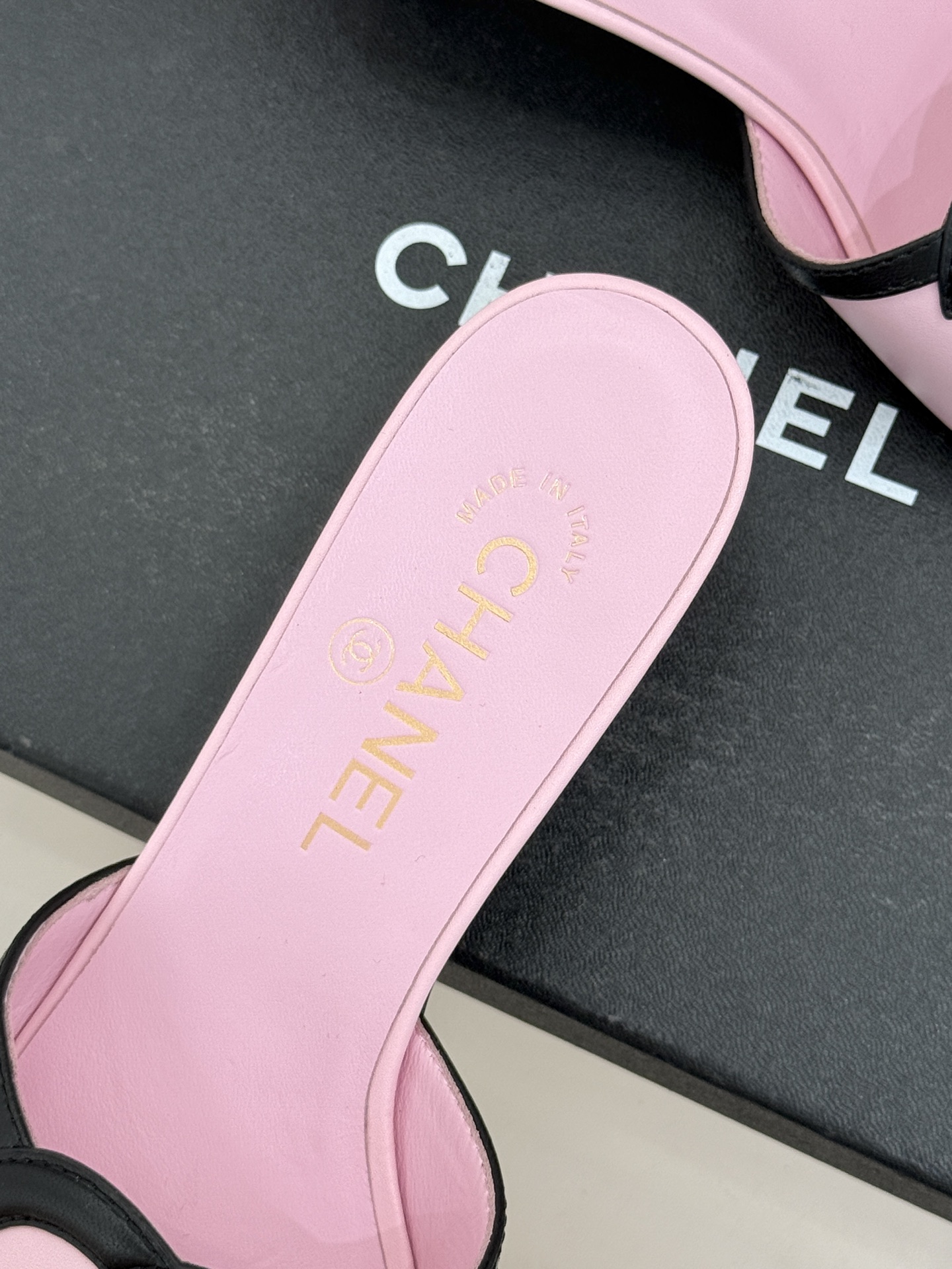 CHANE* ｜小香26S大双C镂空珍珠跟拖鞋以极简轮廓重启法式优雅。标志性大双C镂空设计 利落通透光影