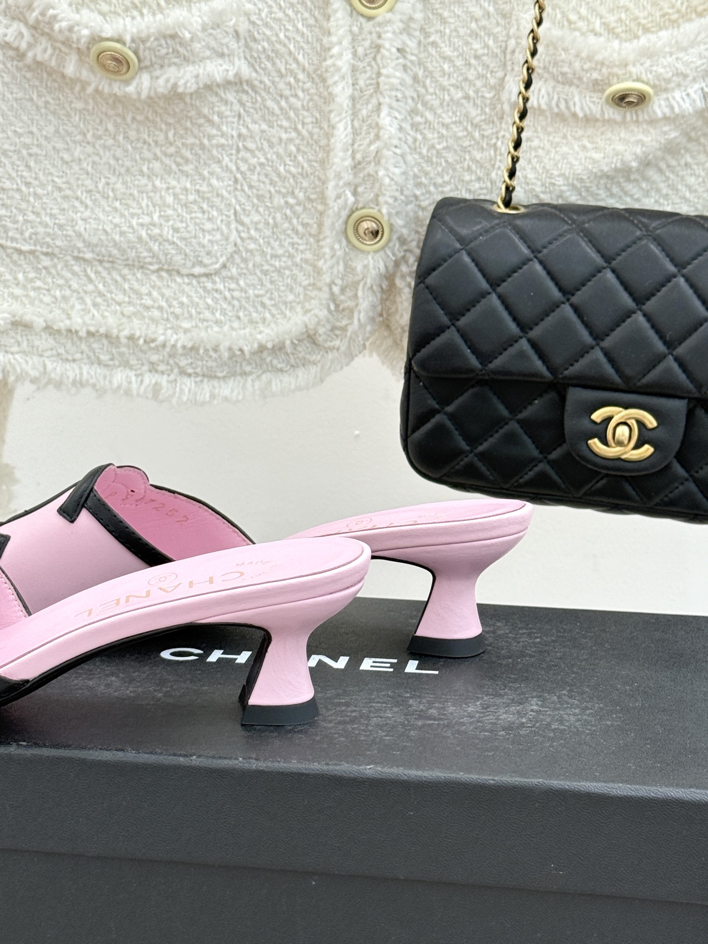 CHANE* ｜小香26S大双C镂空珍珠跟拖鞋以极简轮廓重启法式优雅。标志性大双C镂空设计 利落通透光影