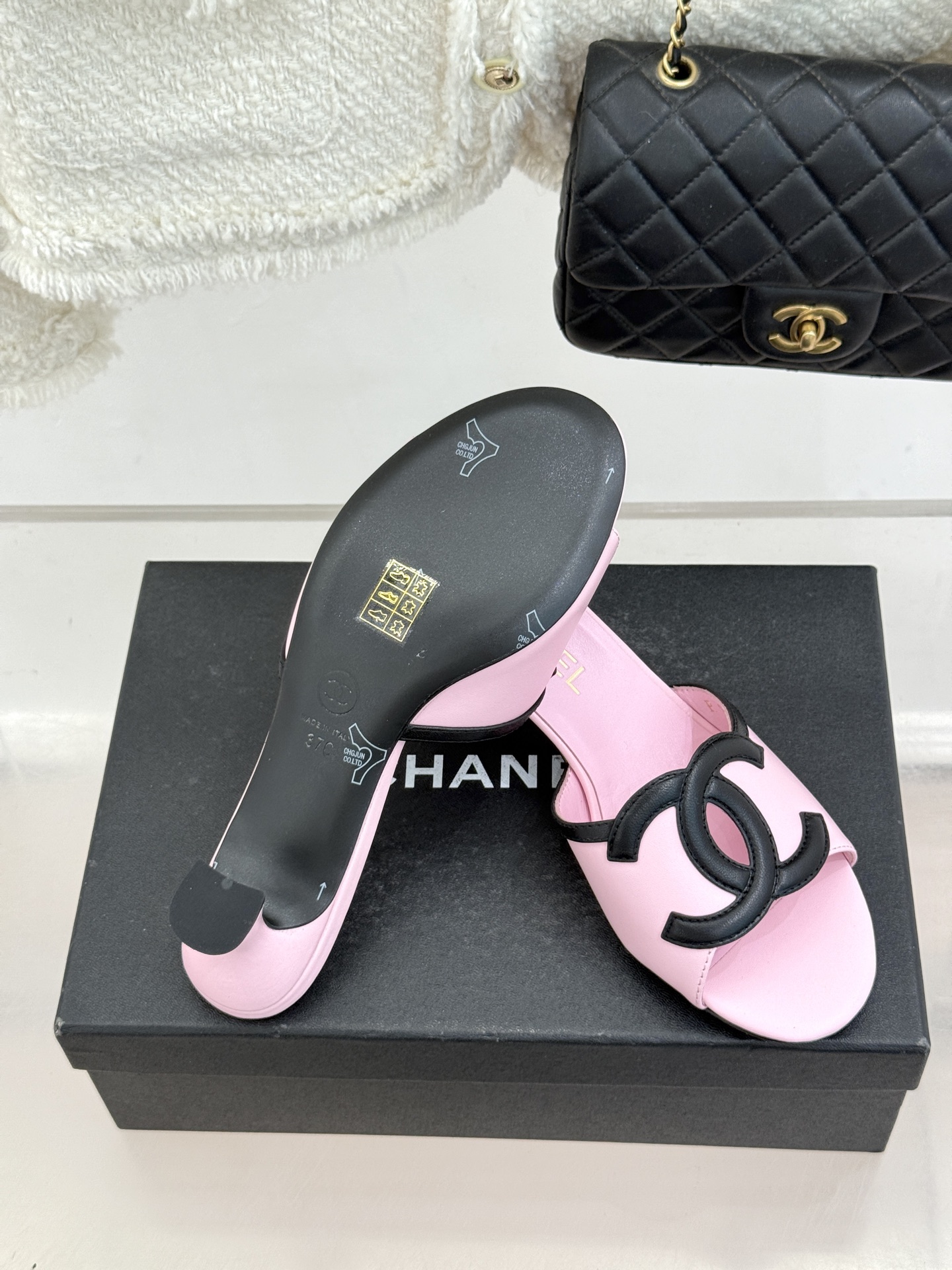 CHANE* ｜小香26S大双C镂空珍珠跟拖鞋以极简轮廓重启法式优雅。标志性大双C镂空设计 利落通透光影