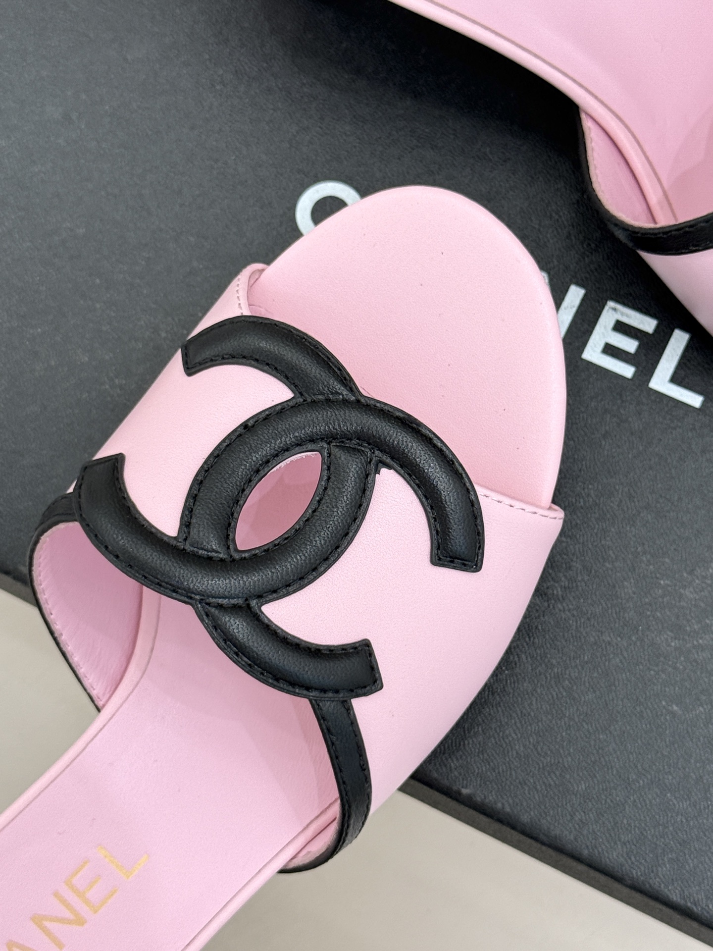 CHANE* ｜小香26S大双C镂空珍珠跟拖鞋以极简轮廓重启法式优雅。标志性大双C镂空设计 利落通透光影