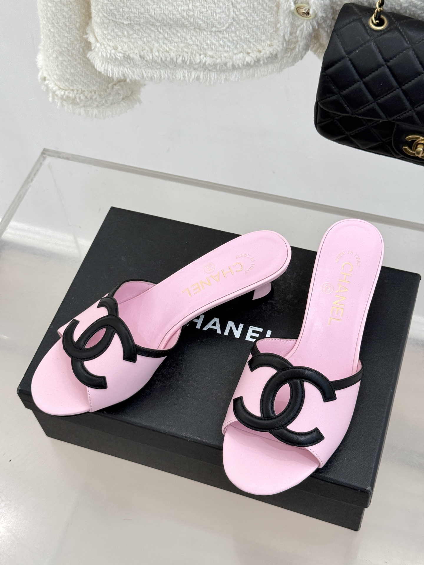 CHANE* ｜小香26S大双C镂空珍珠跟拖鞋以极简轮廓重启法式优雅。标志性大双C镂空设计 利落通透光影