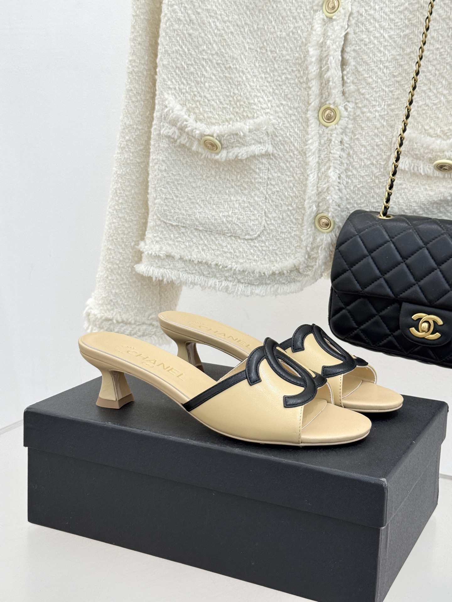 CHANE* ｜小香26S大双C镂空珍珠跟拖鞋以极简轮廓重启法式优雅。标志性大双C镂空设计 利落通透光影