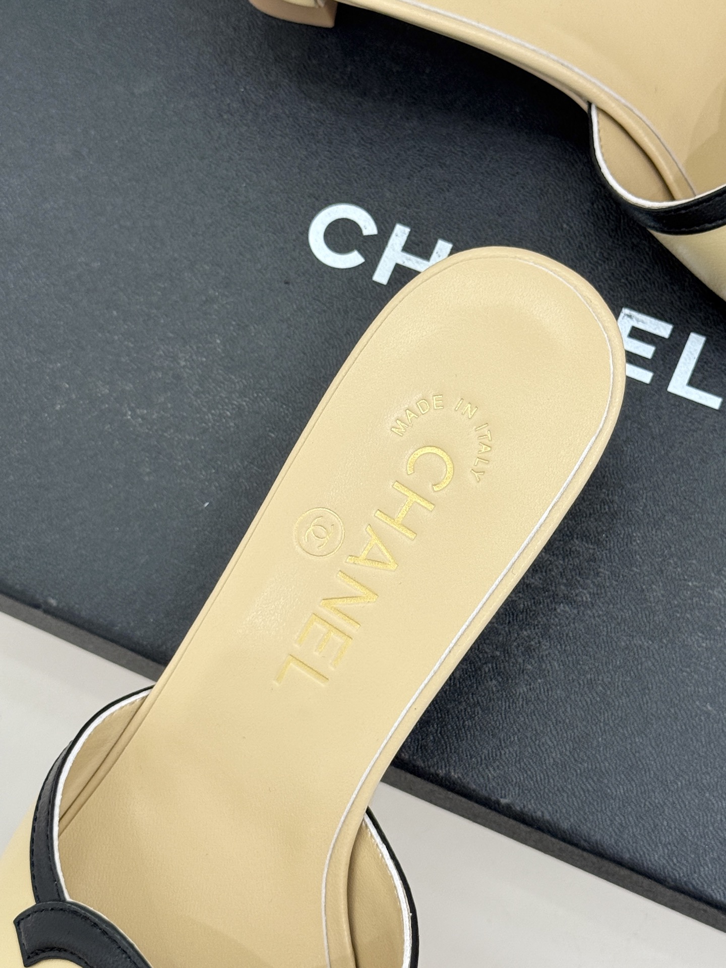 CHANE* ｜小香26S大双C镂空珍珠跟拖鞋以极简轮廓重启法式优雅。标志性大双C镂空设计 利落通透光影