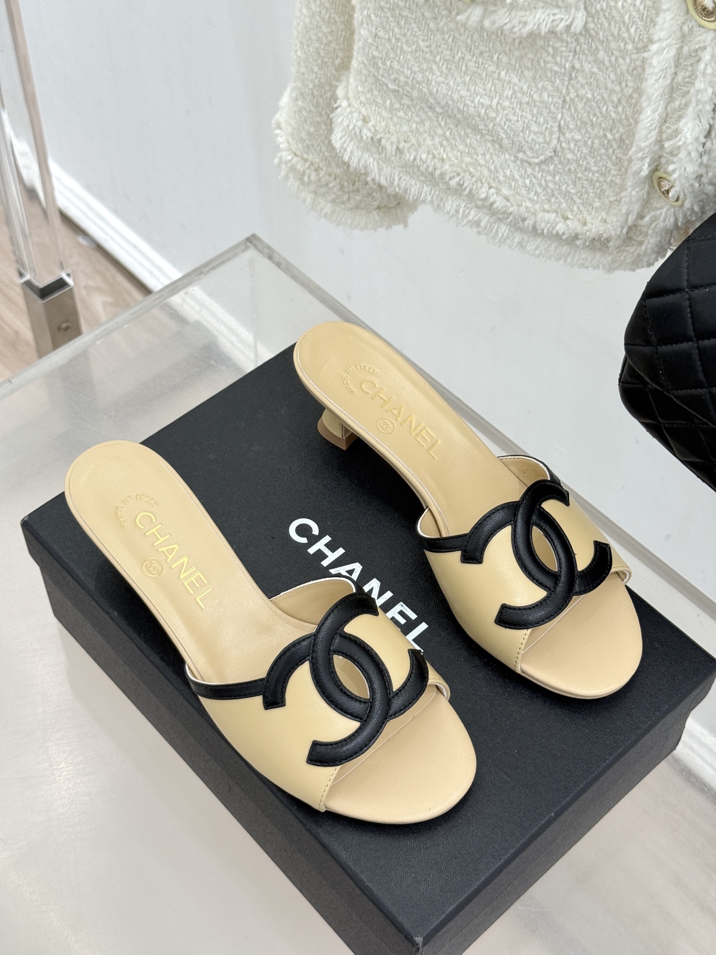 CHANE* ｜小香26S大双C镂空珍珠跟拖鞋以极简轮廓重启法式优雅。标志性大双C镂空设计 利落通透光影