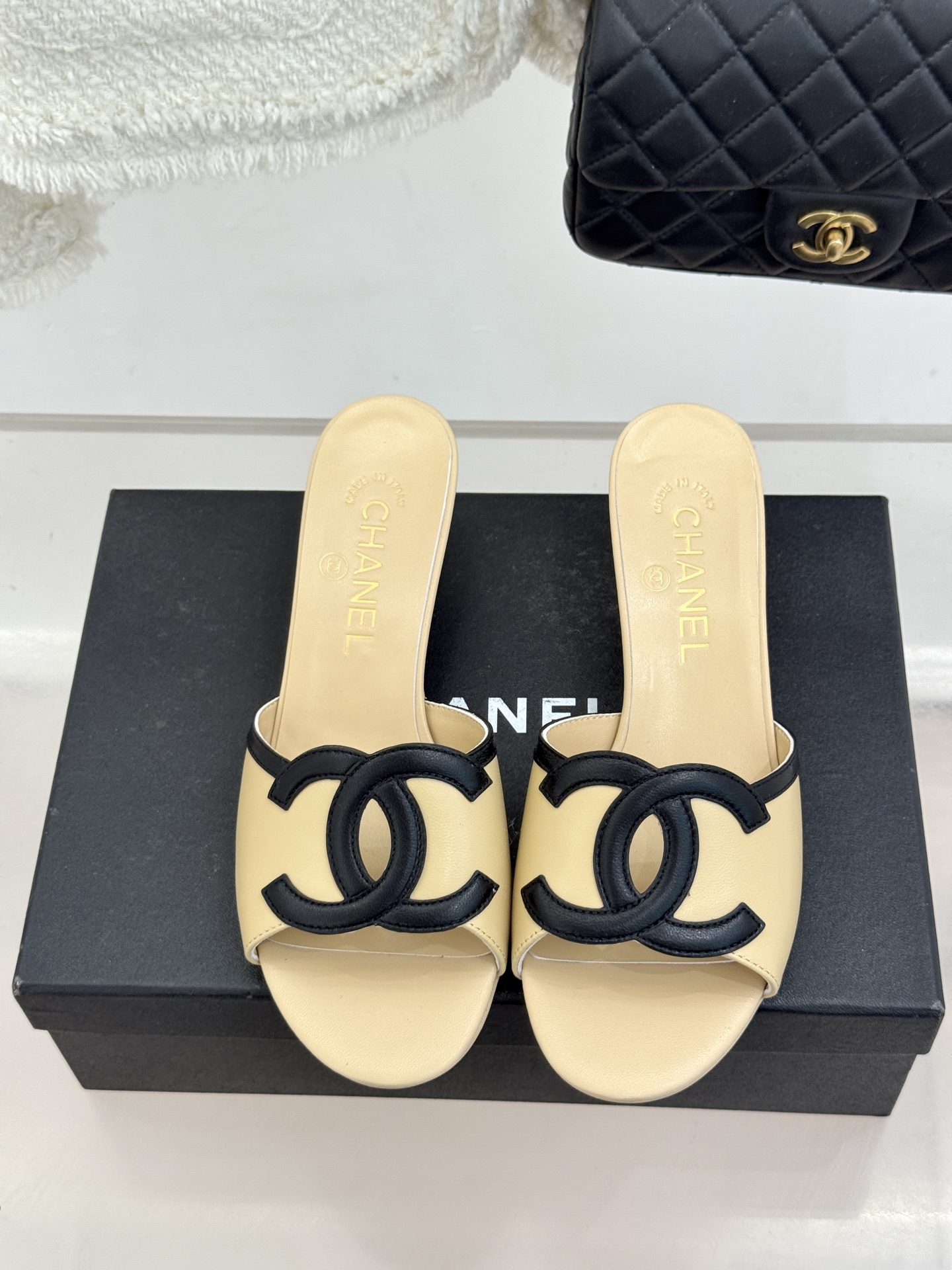 CHANE* ｜小香26S大双C镂空珍珠跟拖鞋以极简轮廓重启法式优雅。标志性大双C镂空设计 利落通透光影