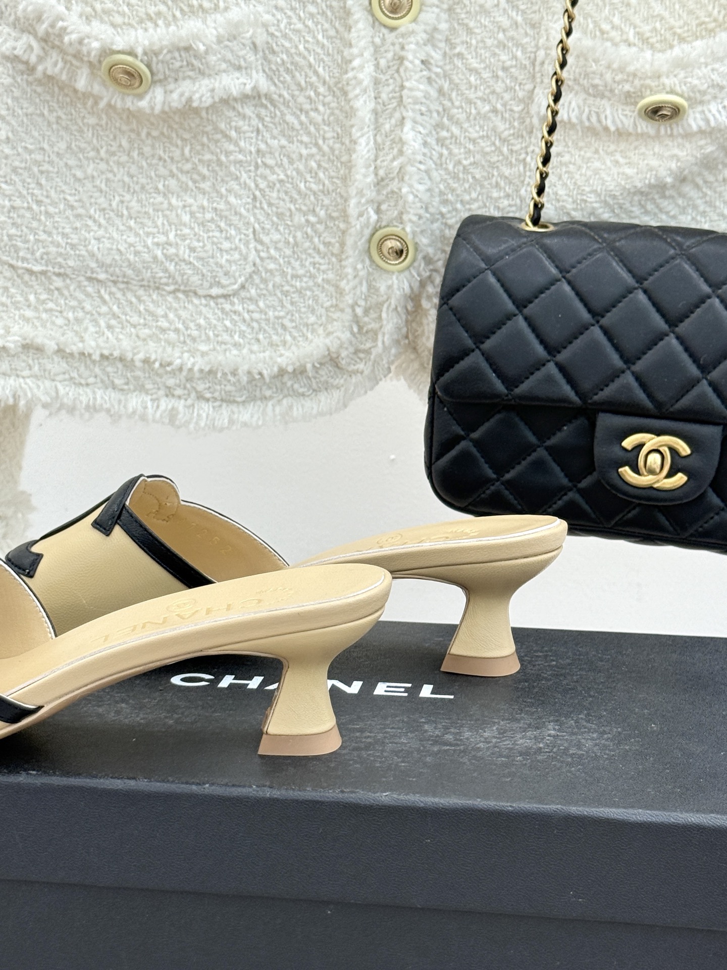 CHANE* ｜小香26S大双C镂空珍珠跟拖鞋以极简轮廓重启法式优雅。标志性大双C镂空设计 利落通透光影