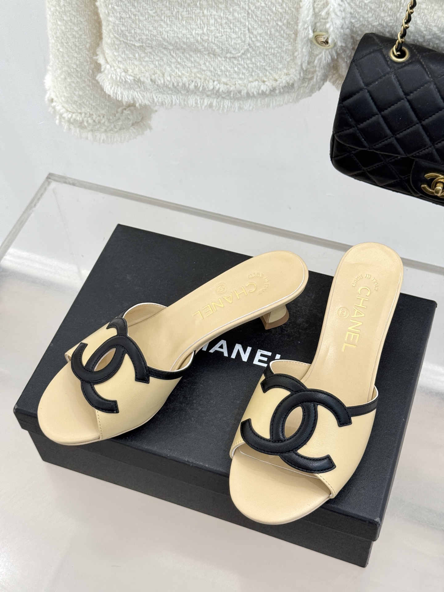 CHANE* ｜小香26S大双C镂空珍珠跟拖鞋以极简轮廓重启法式优雅。标志性大双C镂空设计 利落通透光影