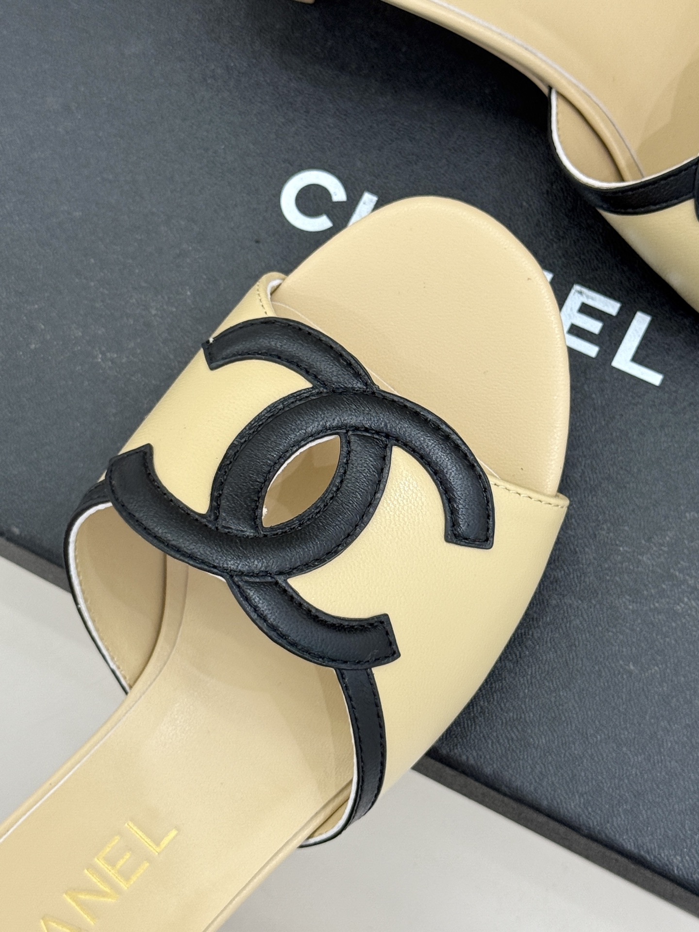 CHANE* ｜小香26S大双C镂空珍珠跟拖鞋以极简轮廓重启法式优雅。标志性大双C镂空设计 利落通透光影