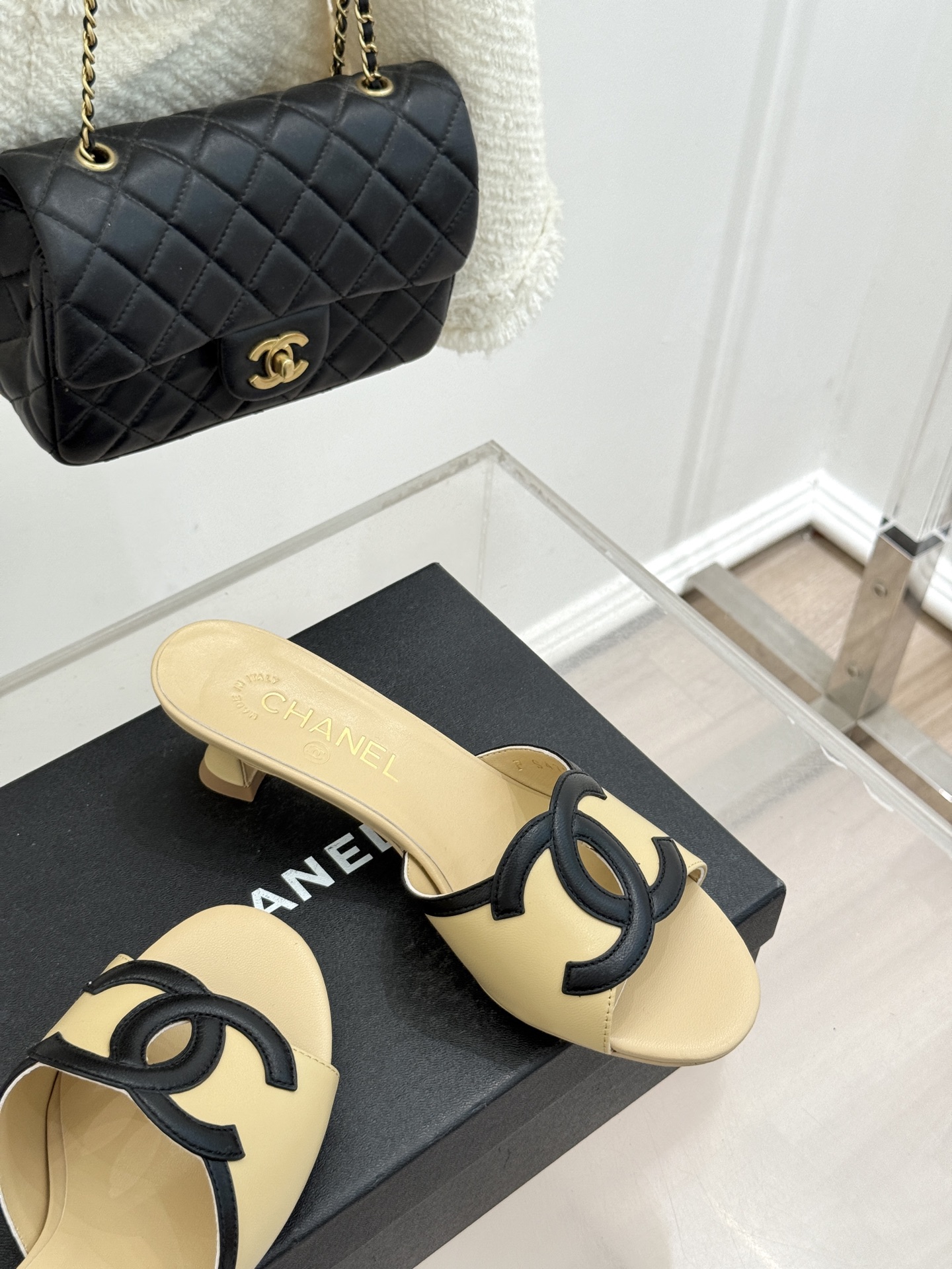 CHANE* ｜小香26S大双C镂空珍珠跟拖鞋以极简轮廓重启法式优雅。标志性大双C镂空设计 利落通透光影