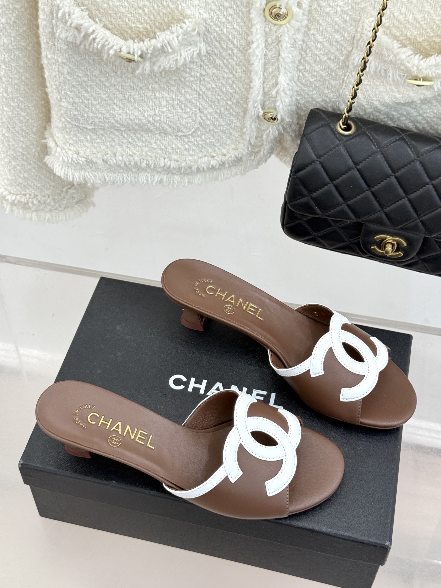 CHANE* ｜小香26S大双C镂空珍珠跟拖鞋以极简轮廓重启法式优雅。标志性大双C镂空设计 利落通透光影