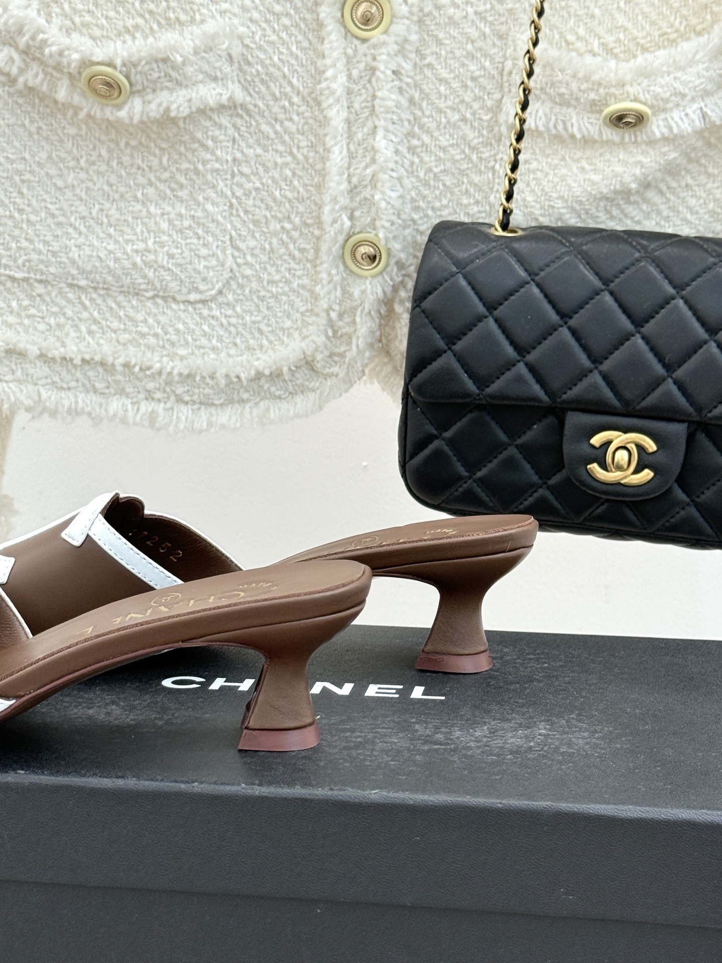 CHANE* ｜小香26S大双C镂空珍珠跟拖鞋以极简轮廓重启法式优雅。标志性大双C镂空设计 利落通透光影