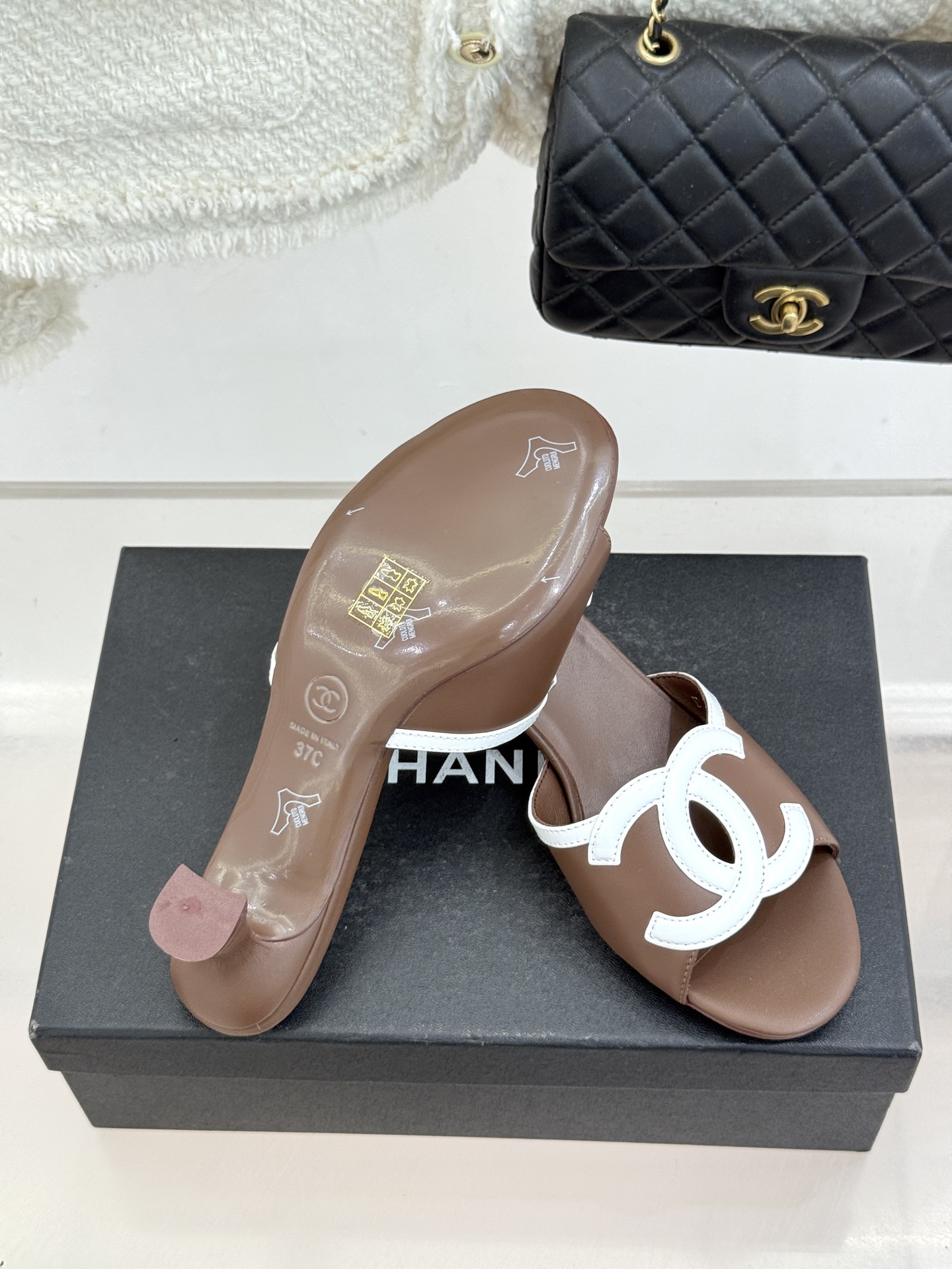 CHANE* ｜小香26S大双C镂空珍珠跟拖鞋以极简轮廓重启法式优雅。标志性大双C镂空设计 利落通透光影