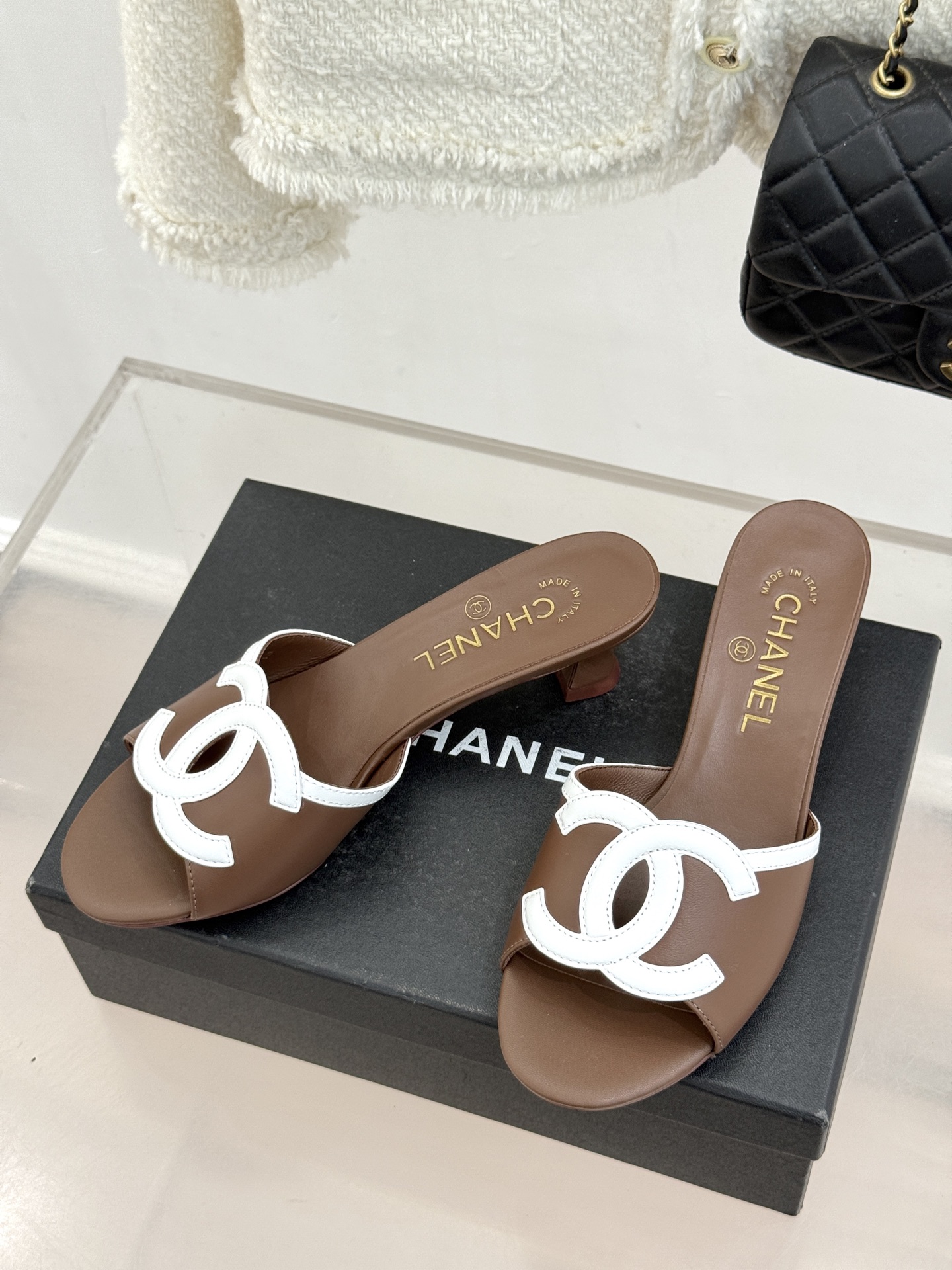 CHANE* ｜小香26S大双C镂空珍珠跟拖鞋以极简轮廓重启法式优雅。标志性大双C镂空设计 利落通透光影