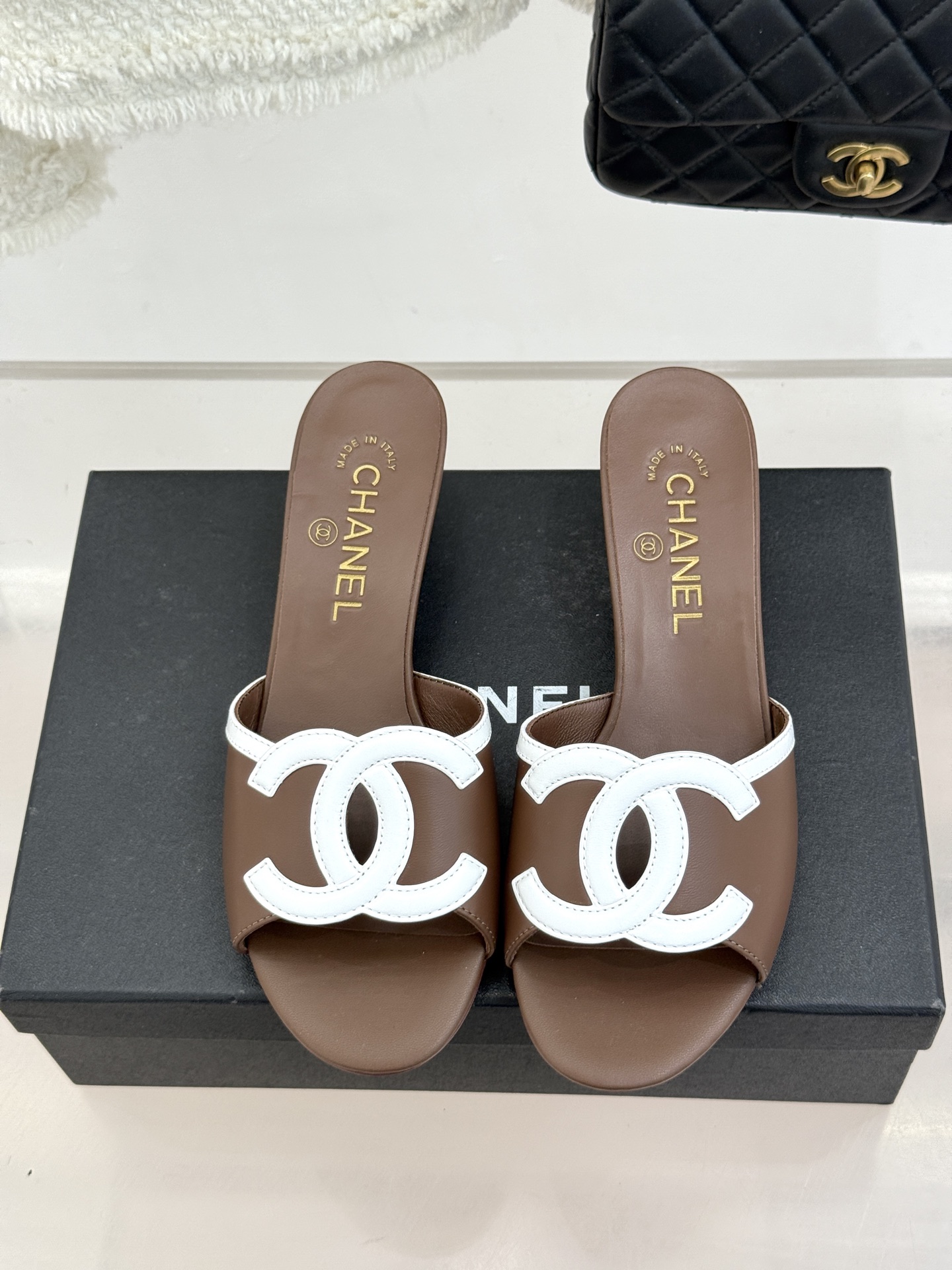 CHANE* ｜小香26S大双C镂空珍珠跟拖鞋以极简轮廓重启法式优雅。标志性大双C镂空设计 利落通透光影