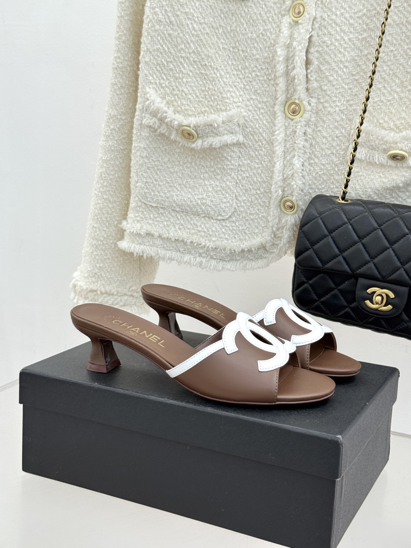 CHANE* ｜小香26S大双C镂空珍珠跟拖鞋以极简轮廓重启法式优雅。标志性大双C镂空设计 利落通透光影