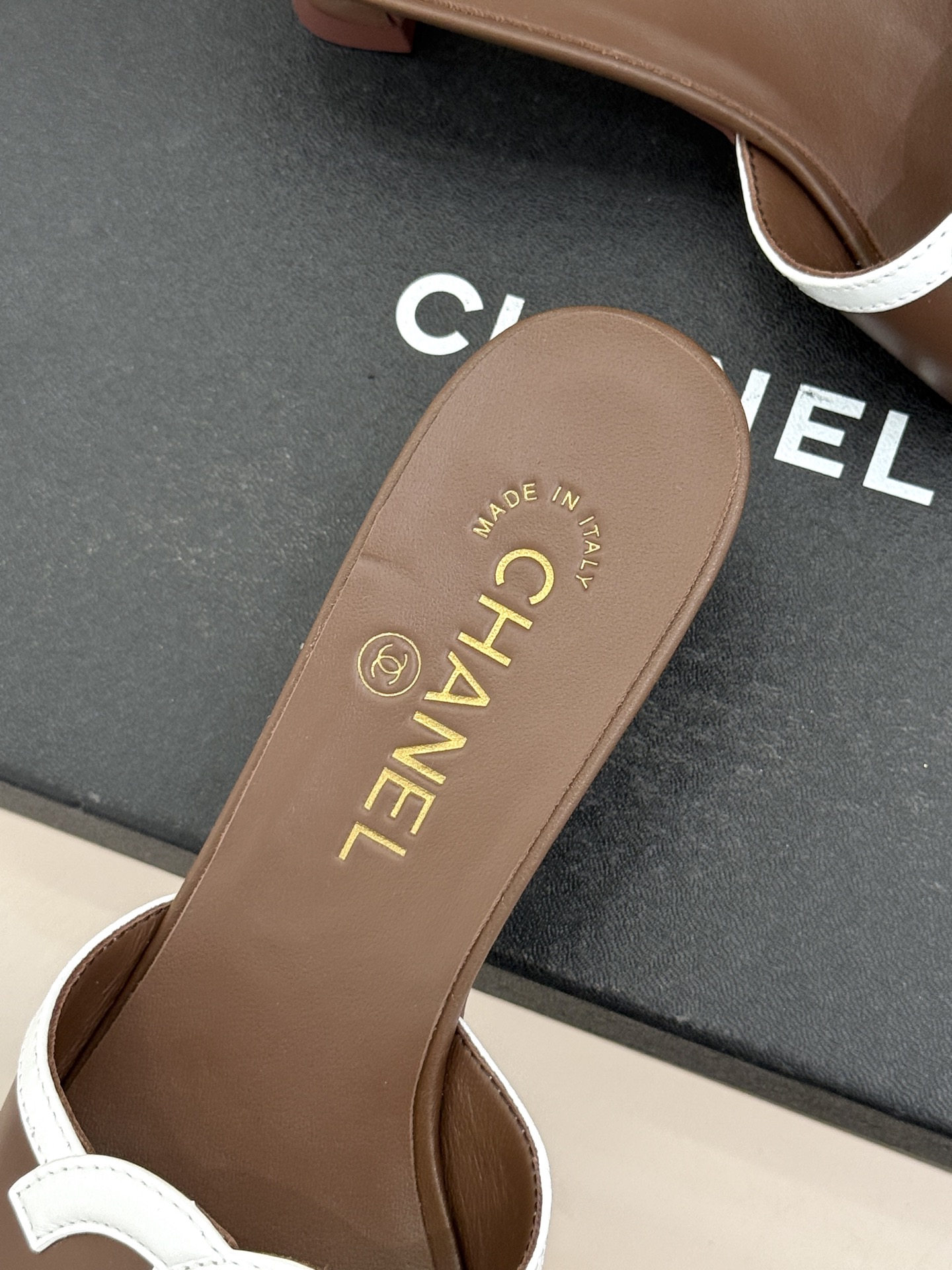 CHANE* ｜小香26S大双C镂空珍珠跟拖鞋以极简轮廓重启法式优雅。标志性大双C镂空设计 利落通透光影