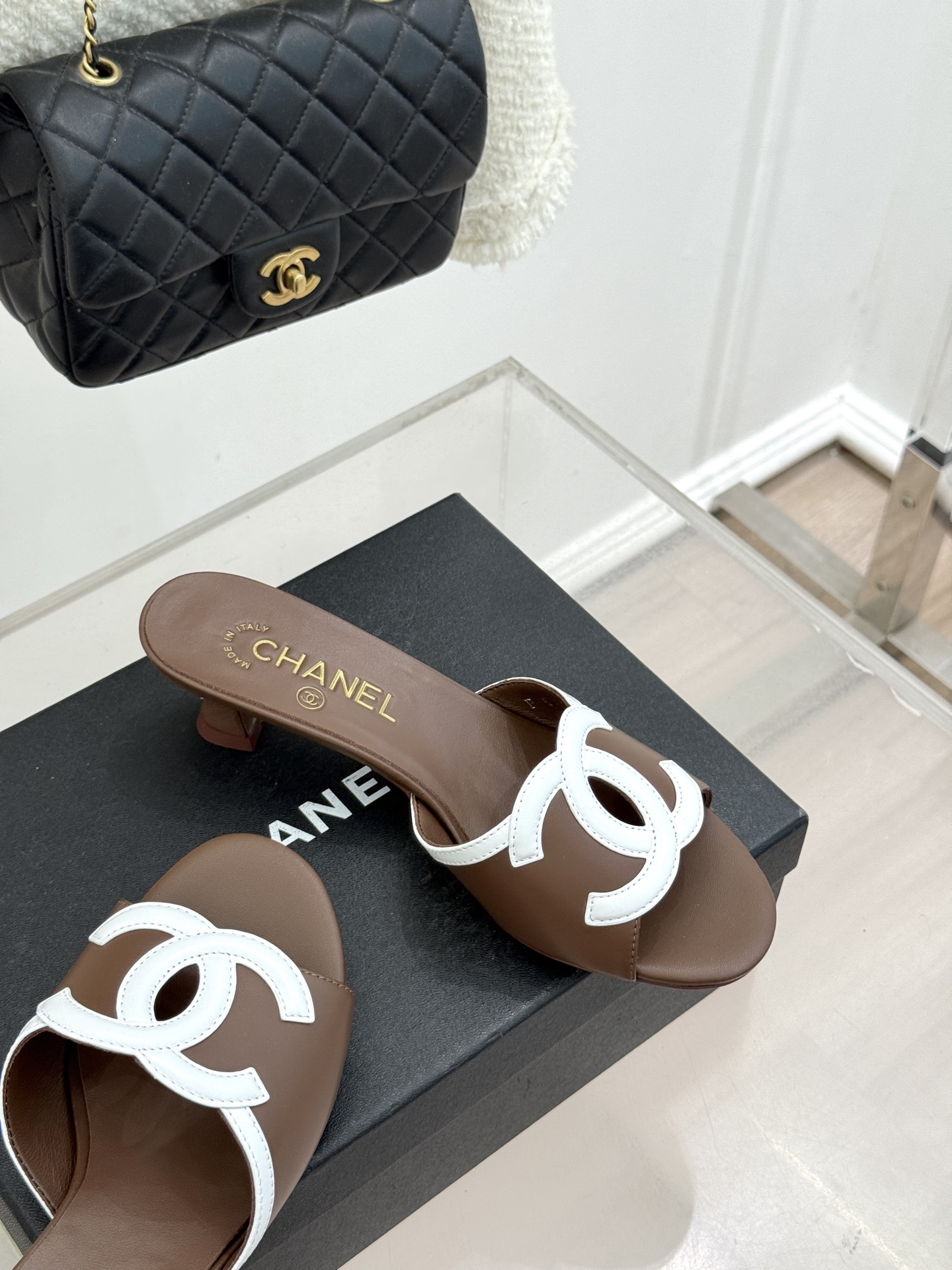 CHANE* ｜小香26S大双C镂空珍珠跟拖鞋以极简轮廓重启法式优雅。标志性大双C镂空设计 利落通透光影