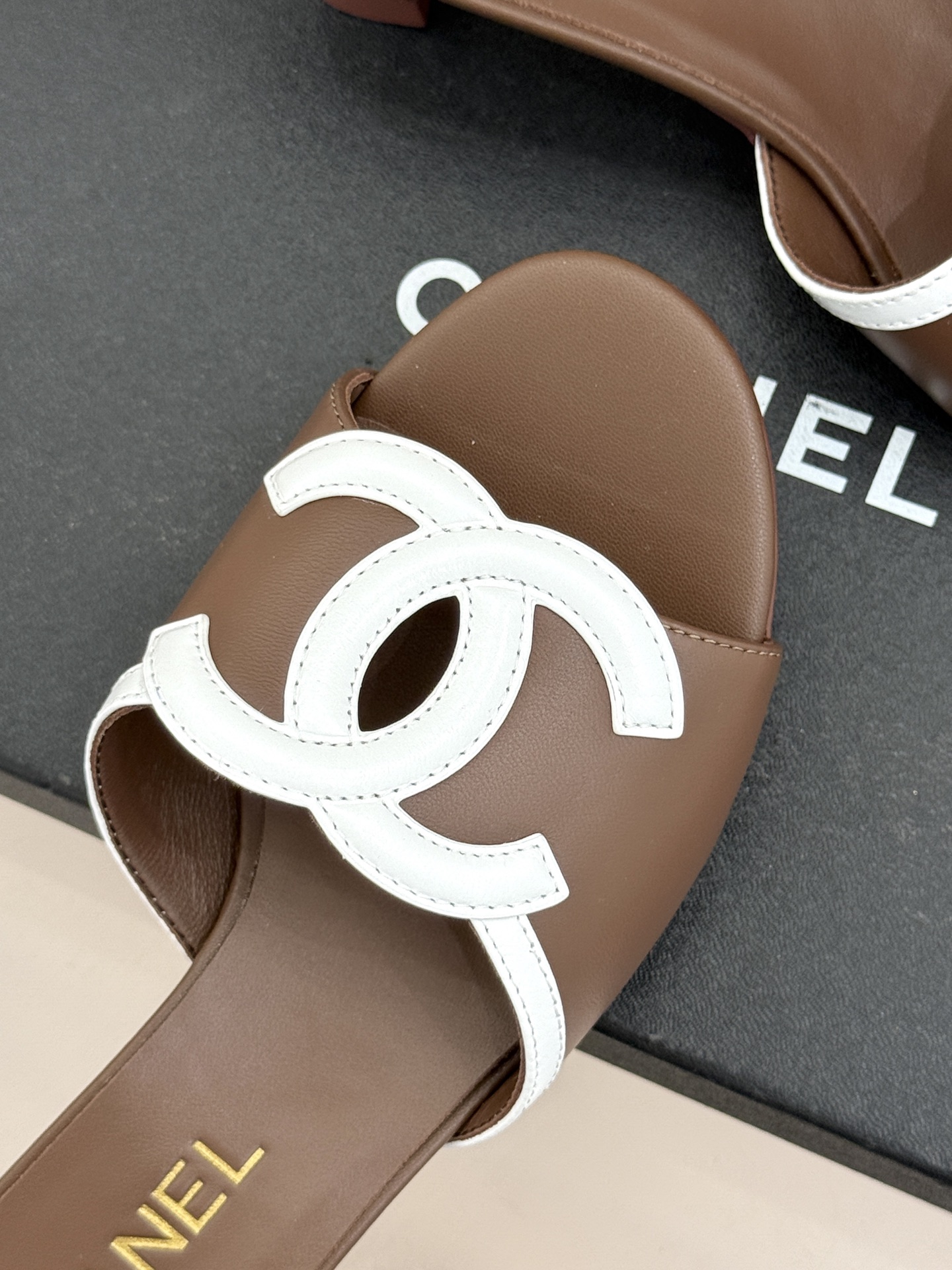 CHANE* ｜小香26S大双C镂空珍珠跟拖鞋以极简轮廓重启法式优雅。标志性大双C镂空设计 利落通透光影